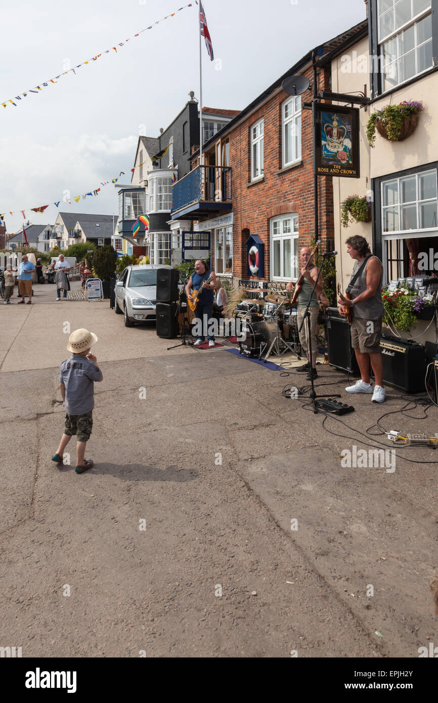 Les petits garçons de danse à la musique de RDB sur le waterfront au Wivenhoe, Essex, Angleterre, RU Banque D'Images