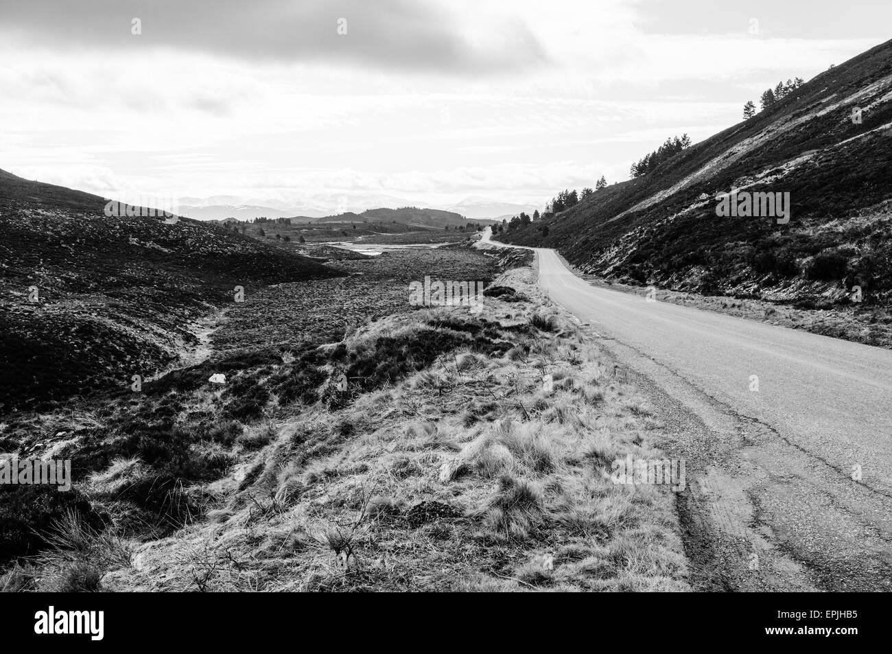 Une route solitaire dans le Parc National de Cairngorms. Banque D'Images