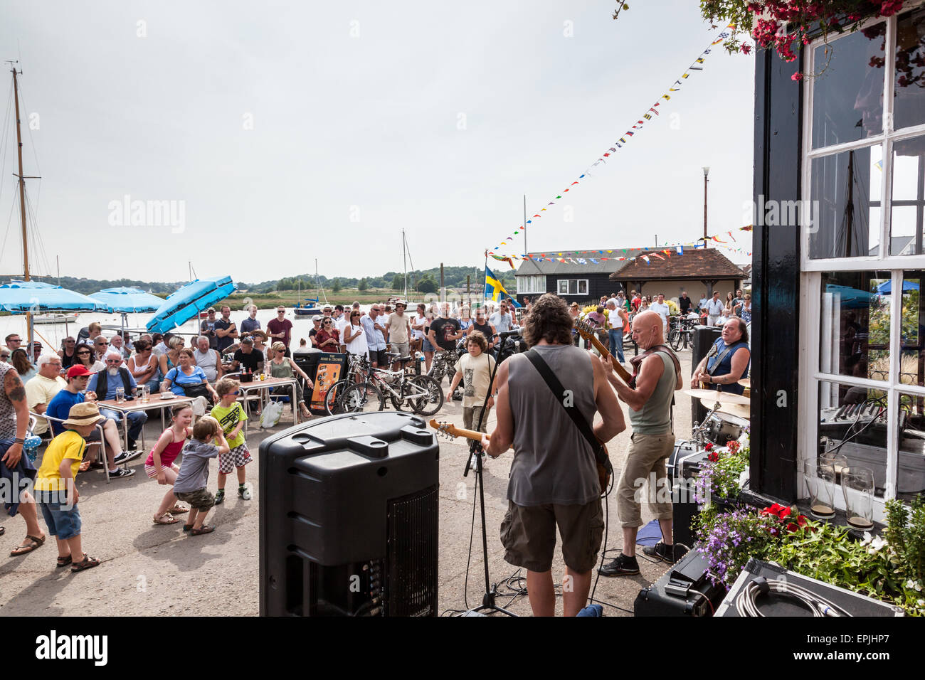 Les petits enfants jouer et danser sur la musique de RDB sur la rivière à Wivenhoe, Essex, Angleterre, Royaume-Uni Banque D'Images