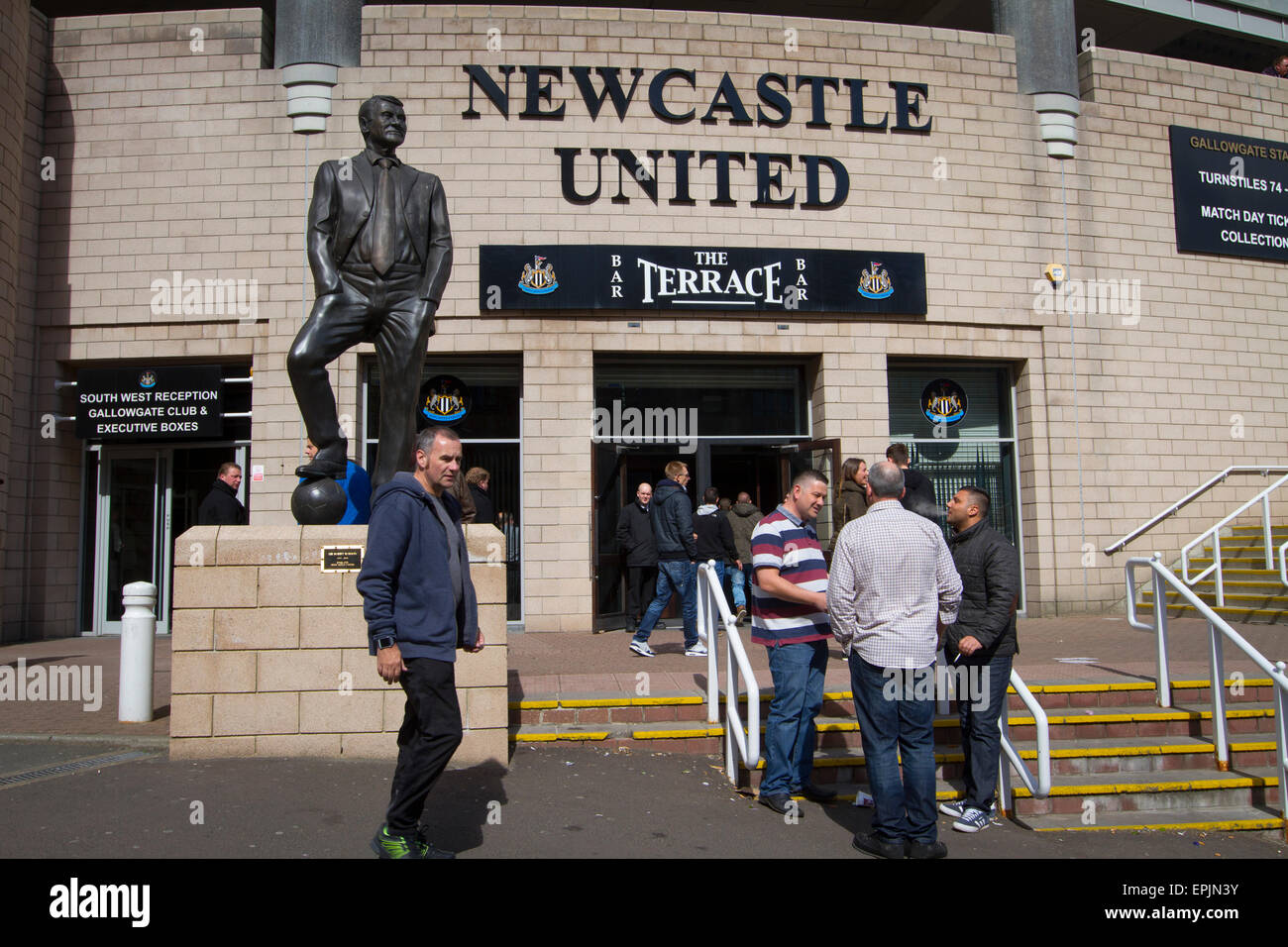 Rassemblement des partisans sous une statue de l'ancien manager Sir Bobby Robson, situé en dehors de la Milburn Stand du stade avant l'hôte Newcastle United Tottenham Hotspurs dans un match de première division anglaise à St James' Park. Le match a été boycotté par une partie de la critique de soutien à domicile du rôle de propriétaire Mike Ashley et de parrainage par une société de prêt sur salaire. Le match a été remporté par Spurs par 3-1, regardée par 47 427, la ligue la plus basse de la saison à la porte du stade. Banque D'Images