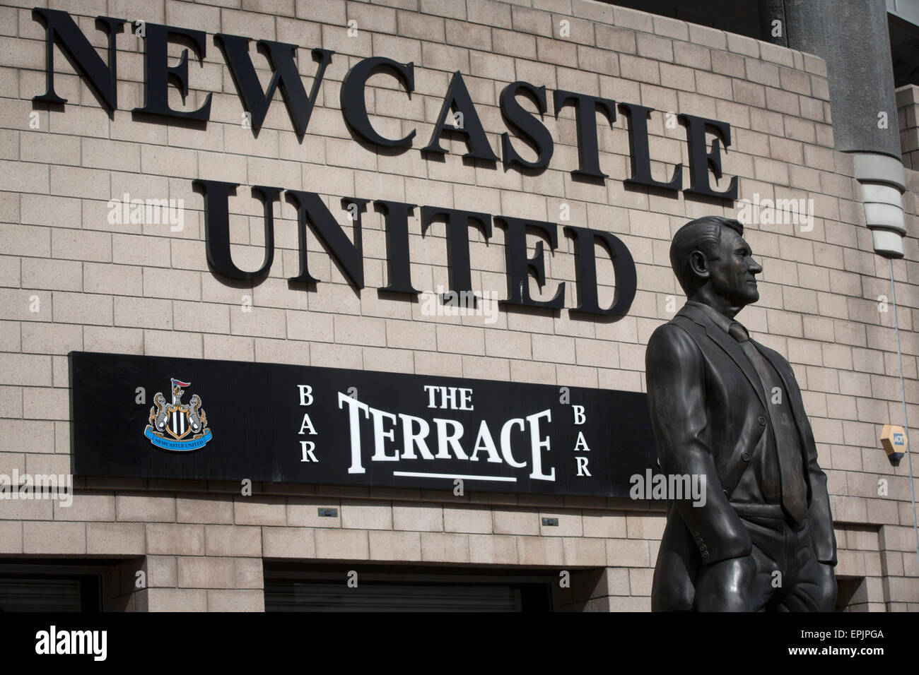 La statue de l'ancien manager Sir Bobby Robson, situé en dehors de la Milburn Stand du stade avant l'hôte Newcastle United Tottenham Hotspurs dans un match de première division anglaise à St James' Park. Le match a été boycotté par une partie de la critique de soutien à domicile du rôle de propriétaire Mike Ashley et de parrainage par une société de prêt sur salaire. Le match a été remporté par Spurs par 3-1, regardée par 47 427, la ligue la plus basse de la saison à la porte du stade. Banque D'Images