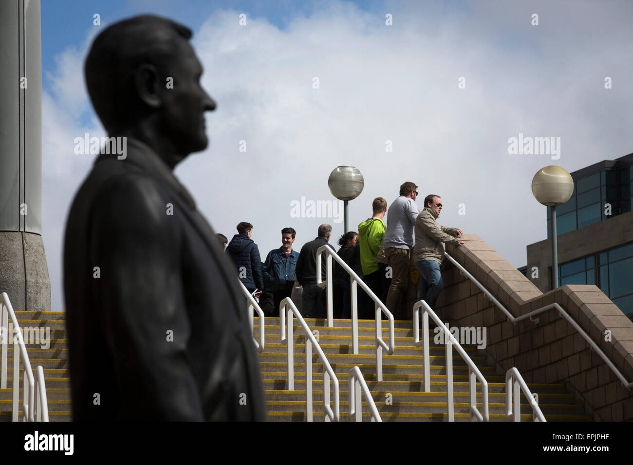 Rassemblement des partisans près de la statue de l'ancien manager Sir Bobby Robson, situé en dehors de la Milburn Stand du stade avant l'hôte Newcastle United Tottenham Hotspurs dans un match de première division anglaise à St James' Park. Le match a été boycotté par une partie de la critique de soutien à domicile du rôle de propriétaire Mike Ashley et de parrainage par une société de prêt sur salaire. Le match a été remporté par Spurs par 3-1, regardée par 47 427, la ligue la plus basse de la saison à la porte du stade. Banque D'Images