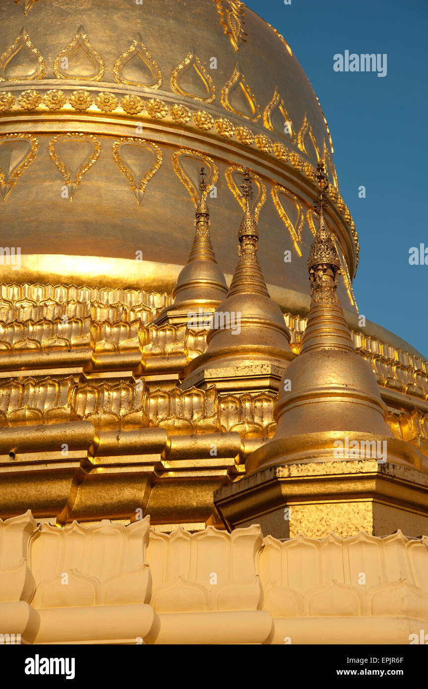 Détail de dôme doré et la décoration d'un temple de Yangon Myanmar Banque D'Images