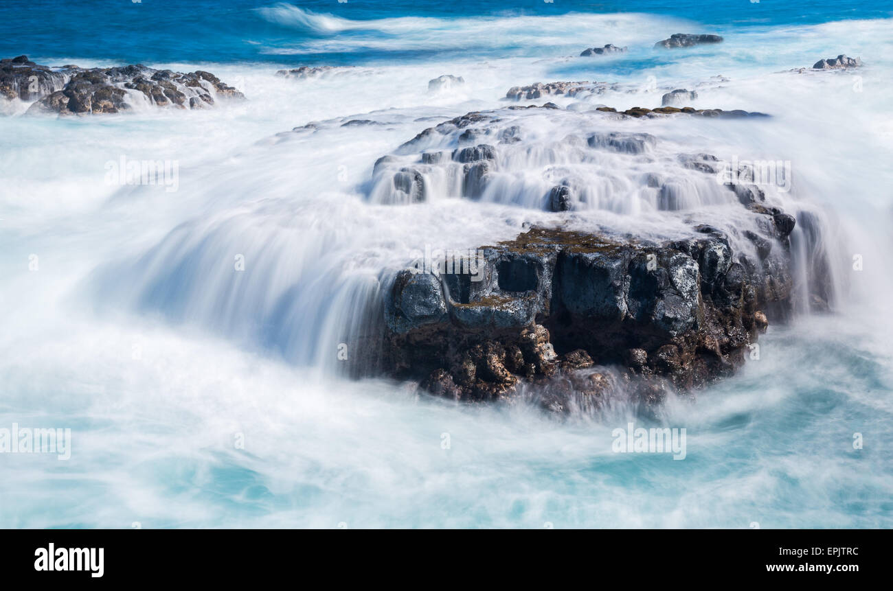 Mer Déchaînée coule sur les roches de lave sur shore line Banque D'Images