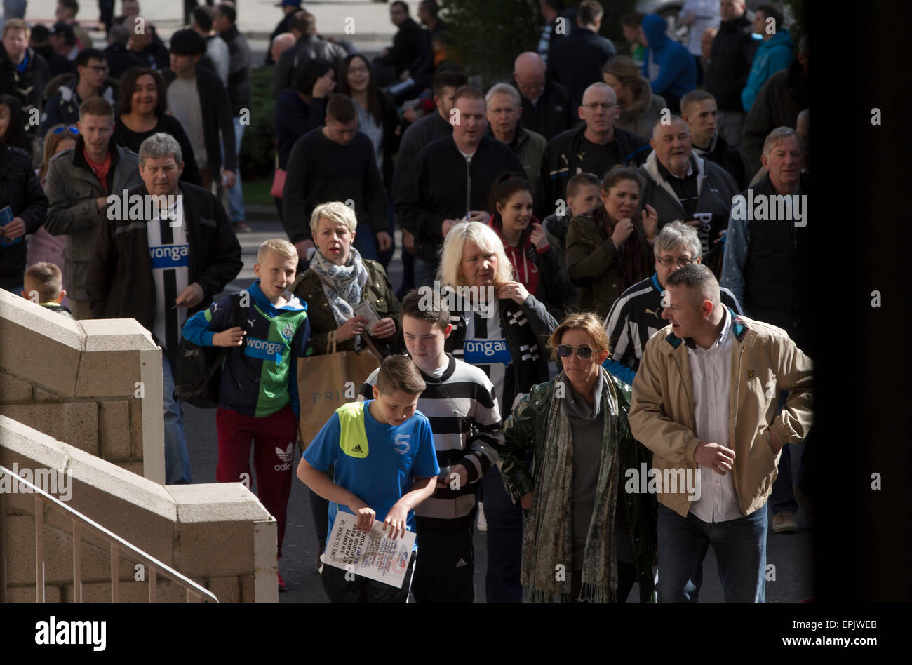 Les partisans de l'équipe d'accueil à faire leur chemin dans le sol à l'Milburn tenir devant Newcastle United Tottenham Hotspurs hôte dans un match de première division anglaise à St James' Park. Le match a été boycotté par une partie de la critique de soutien à domicile du rôle de propriétaire Mike Ashley et de parrainage par une société de prêt sur salaire. Le match a été remporté par Spurs par 3-1, regardée par 47 427, la ligue la plus basse de la saison à la porte du stade. Banque D'Images