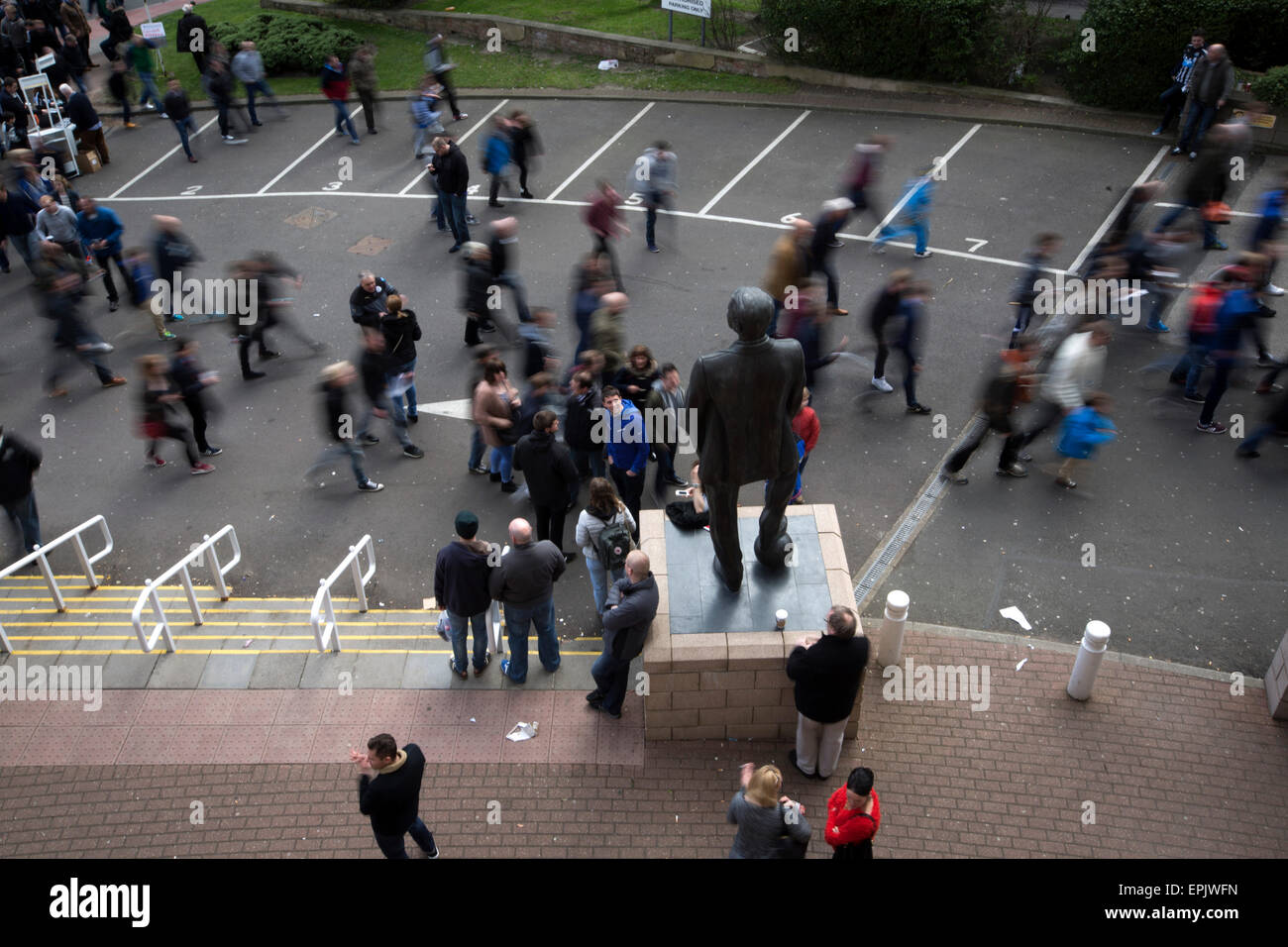 En passant devant la statue des partisans de l'ancien manager Sir Bobby Robson, situé en dehors de la Milburn Stand du stade avant l'hôte Newcastle United Tottenham Hotspurs dans un match de première division anglaise à St James' Park. Le match a été boycotté par une partie de la critique de soutien à domicile du rôle de propriétaire Mike Ashley et de parrainage par une société de prêt sur salaire. Le match a été remporté par Spurs par 3-1, regardée par 47 427, la ligue la plus basse de la saison à la porte du stade. Banque D'Images