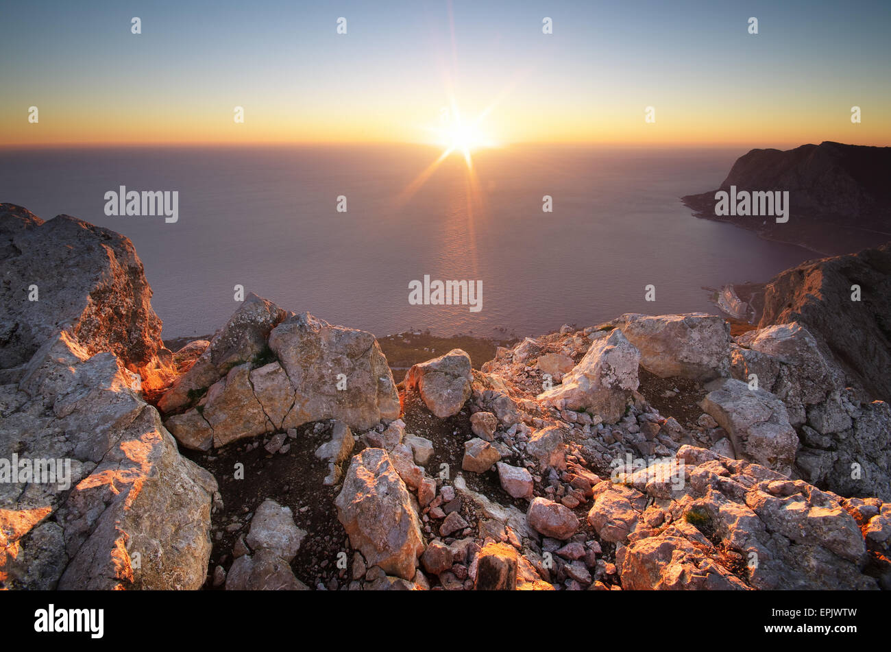 Beau paysage. Rock, la montagne et la mer. Composition de la nature. Banque D'Images