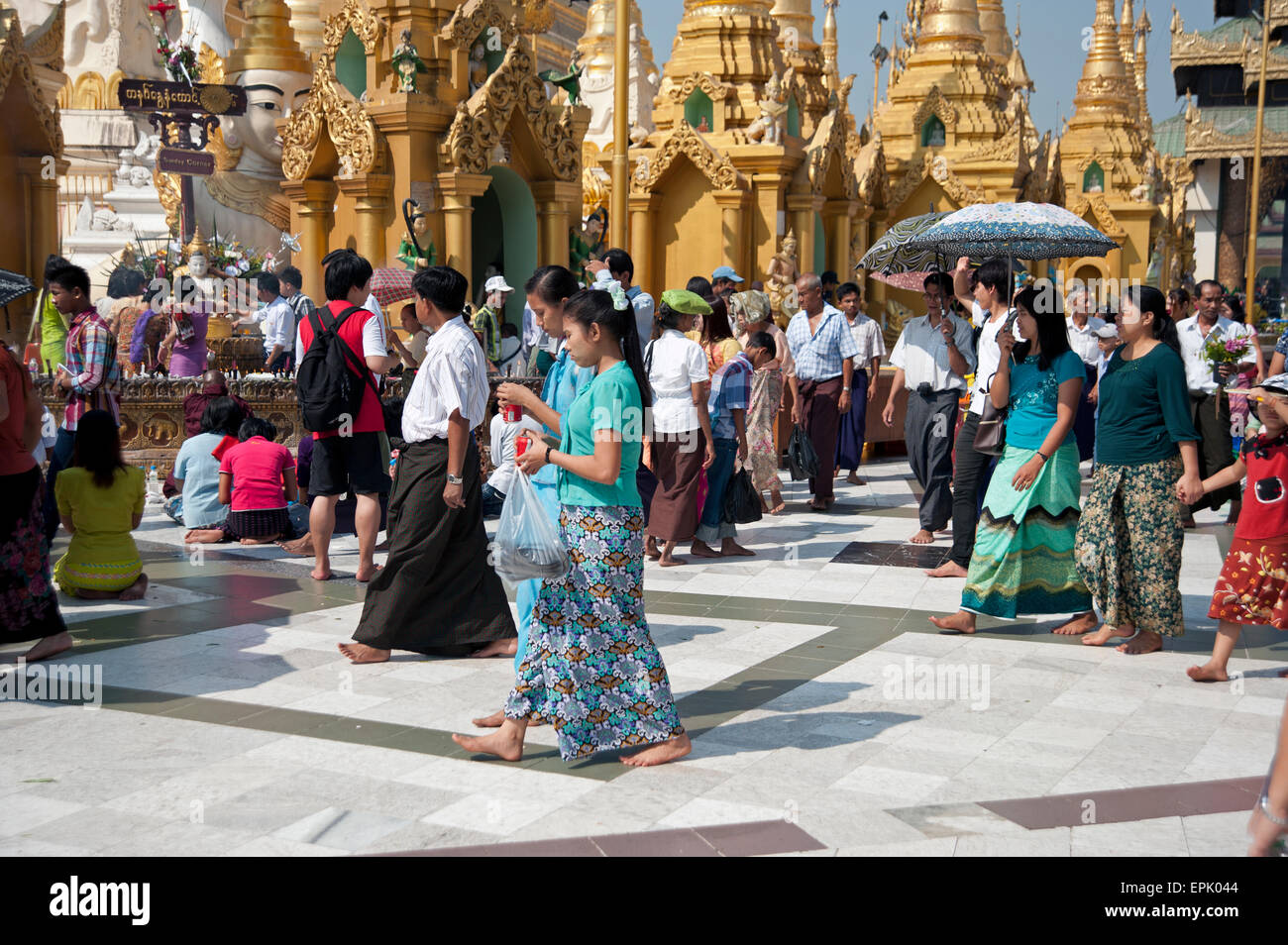 Les familles birmanes envahissent les allées de marbre de la pagode Shwedagon à Yangon Myanmar Banque D'Images