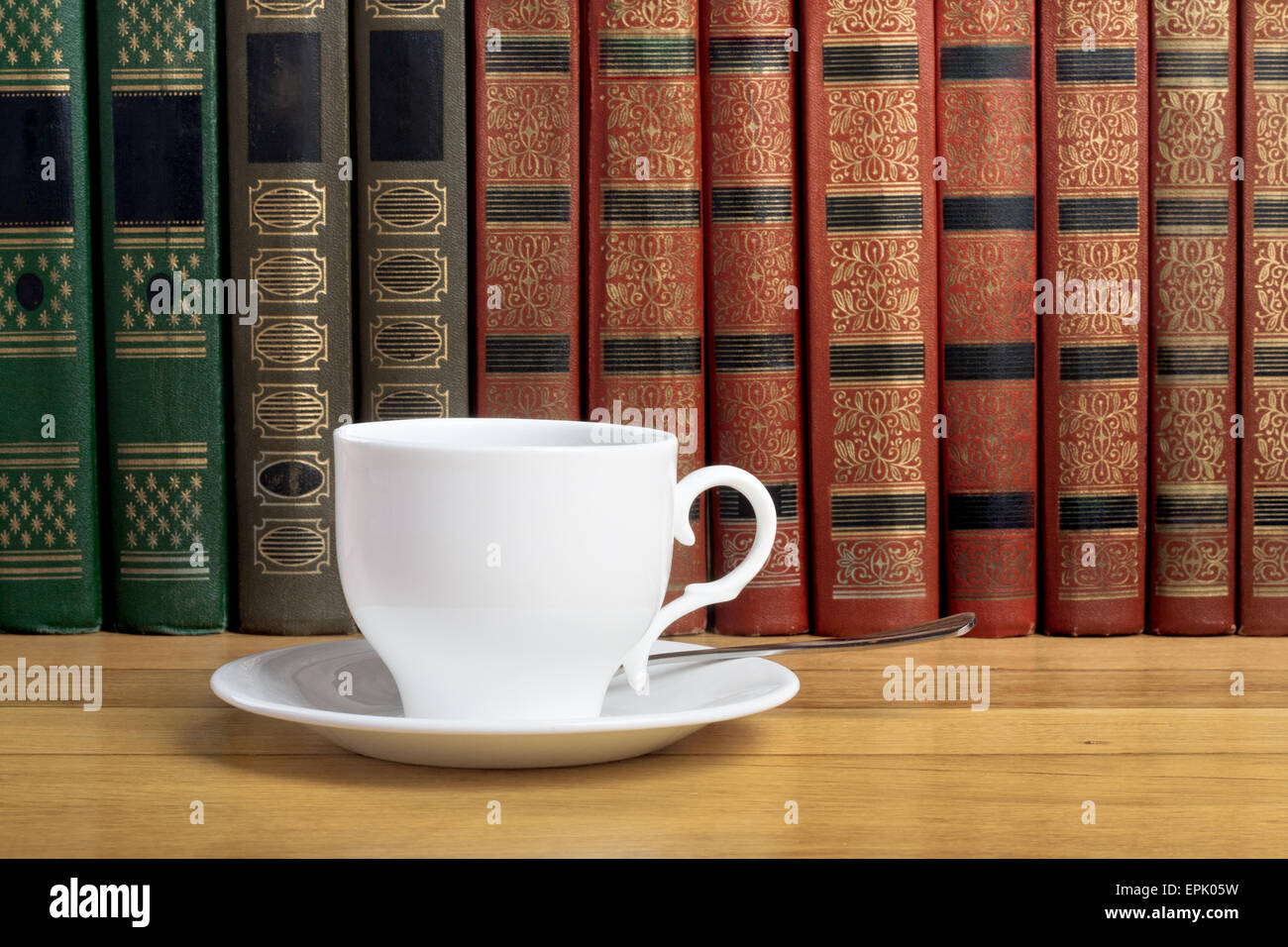 Tasse de café frais sur la table en bois et une pile de livres à lire Banque D'Images