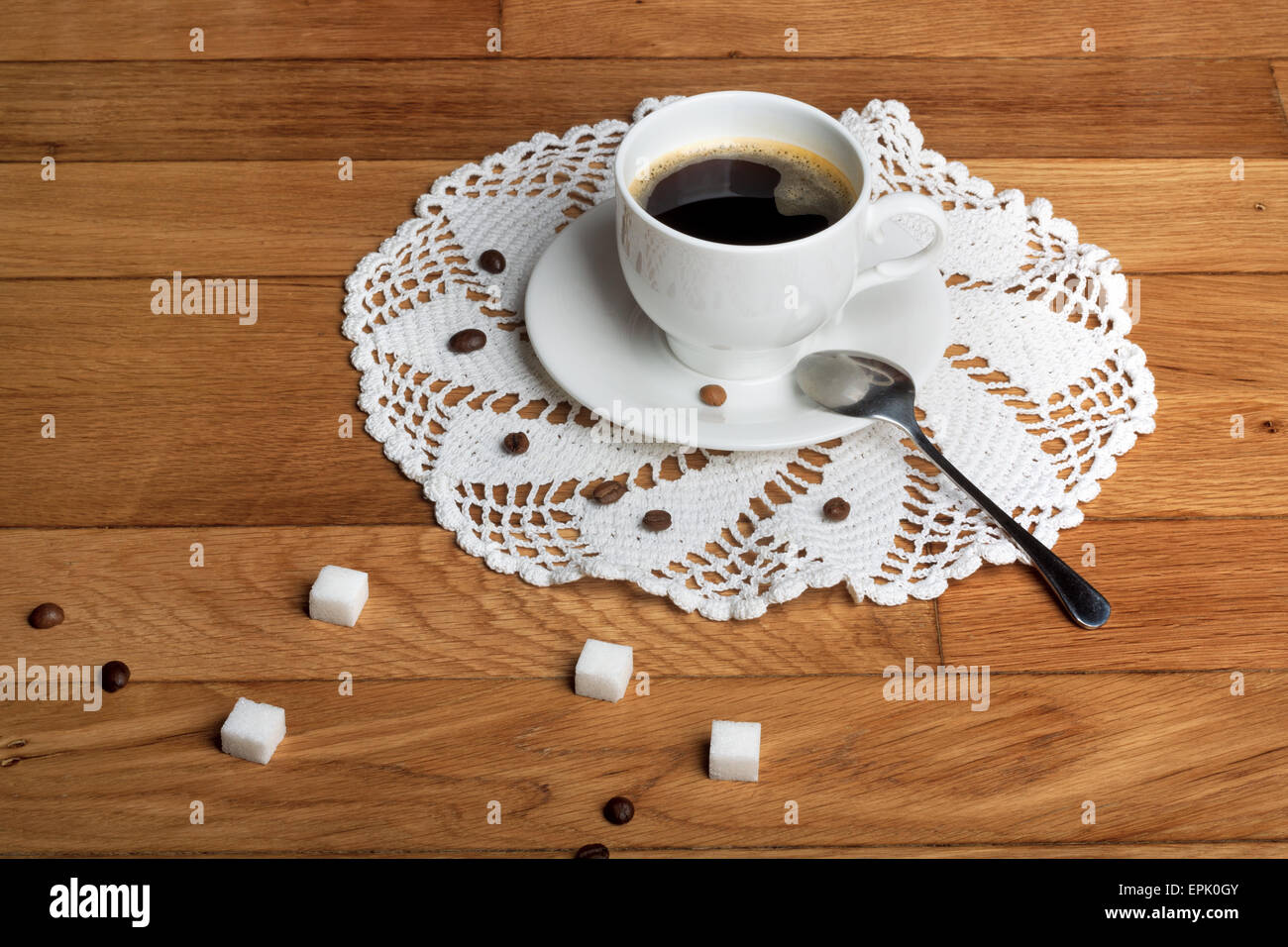 Du café chaud dans une tasse blanche avec du sucre sur la table en bois Banque D'Images
