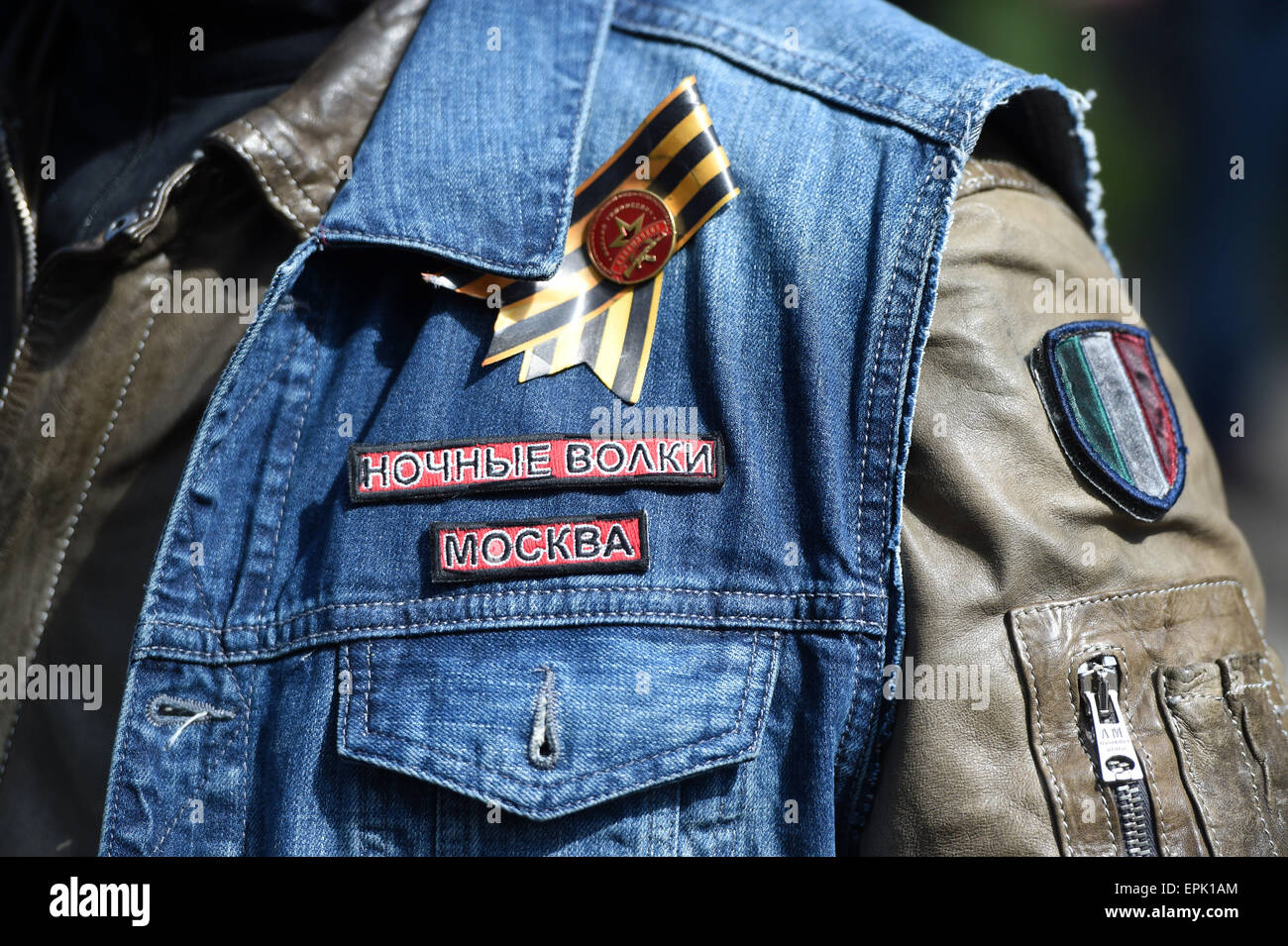 Berlin, Allemagne. Le 08 mai, 2015. Membre de la Fédération de moto club Nachtwoelfe «' (lit. Nuit des loups) porte une veste qui dit 'Nightwolves Moscow' en écriture cyrillique dans le Musée germano-russe à Berlin, Allemagne, 08 mai 2015. Le musée est le lieu historique de l'Instrument de cession le 08 mai 1945 dans la région de Berlin-Karlshorst. Le groupe russe a commencé la tournée à l'occasion du 70e anniversaire de la fin de la Seconde Guerre mondiale à Moscou le 25 avril et arrive à Berlin le 09 mai - quand la Russie observe le jour de la victoire sur Hitler. Photo : Jens Kalaene/dpa/Alamy Live News Banque D'Images