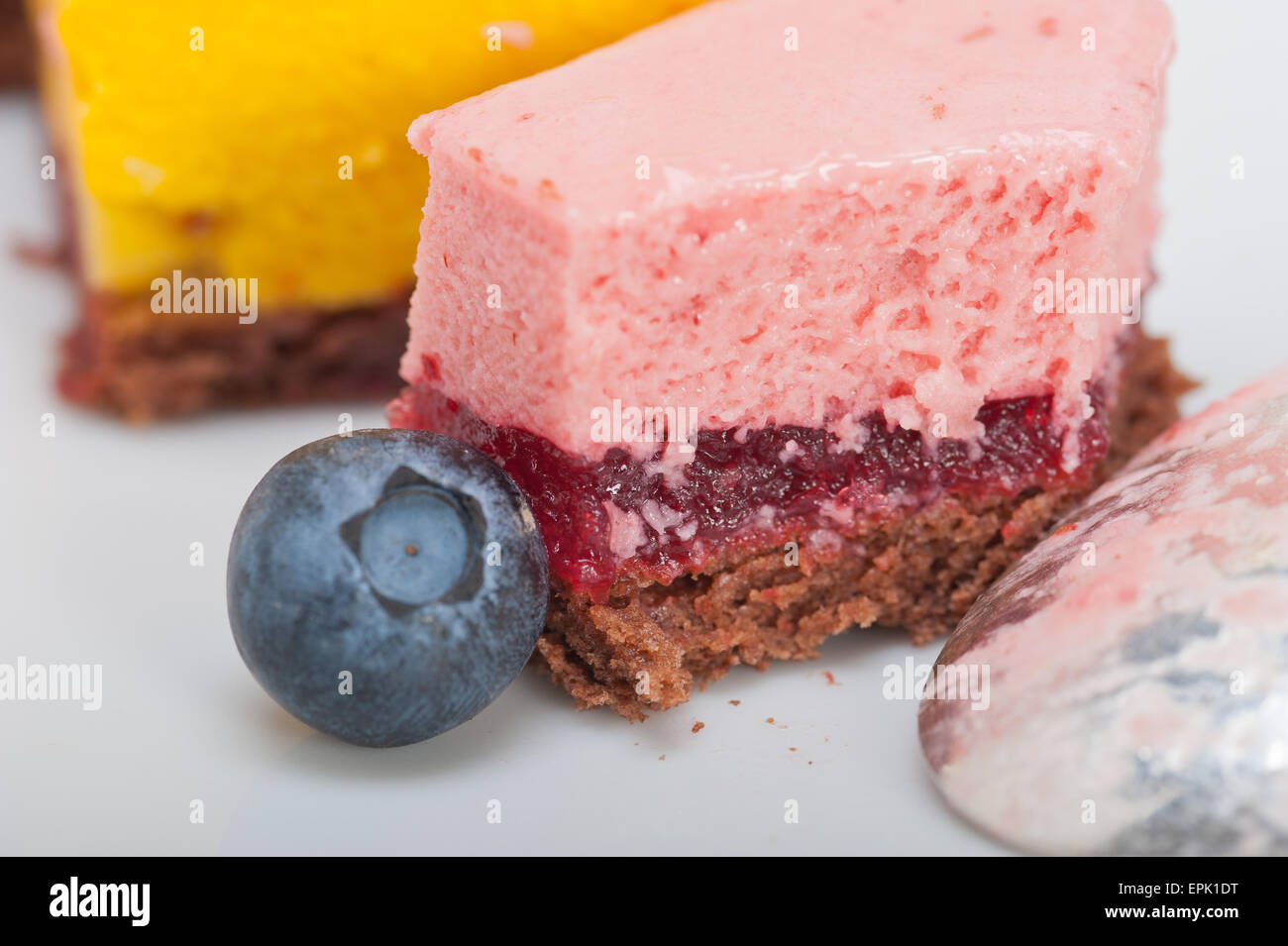 Mousse à la mangue et à la fraise gâteau dessert Banque D'Images