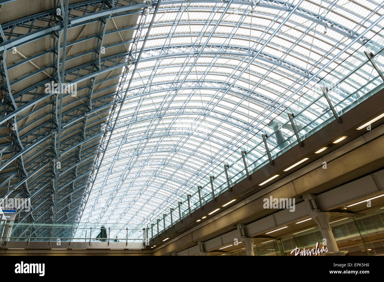 Le toit en verre courbé de St Pancras Station, London, England, UK Banque D'Images