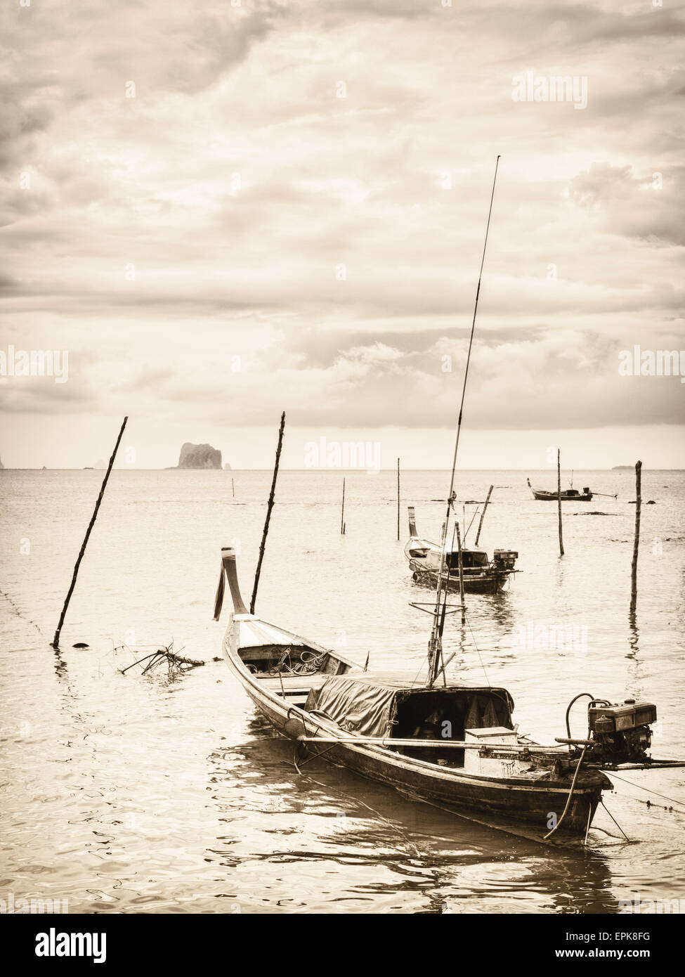 Longue queue bateaux dans la mer d'Andaman, en Thaïlande, sépia Banque D'Images