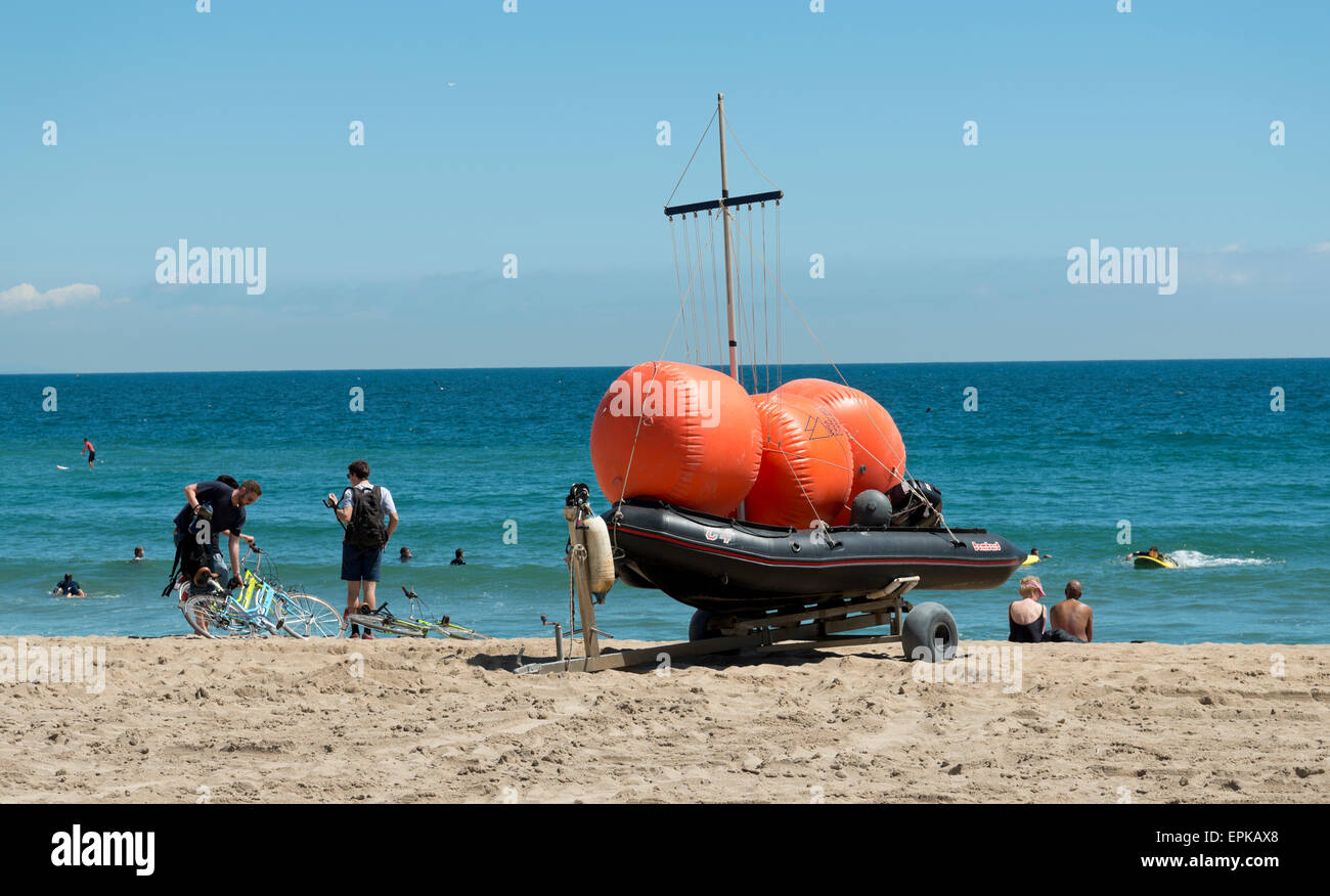 Bateau gonflable sur la plage de Barcelone, Catalogne, Espagne. Des bouées gonflables Orange. Banque D'Images