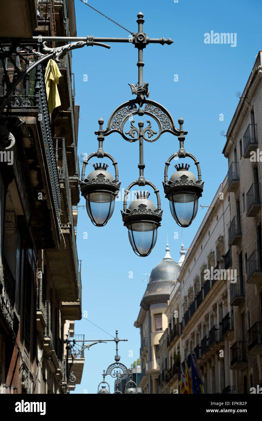 La lumière des lampadaires à trois vieux ville de Barcelone, Catalogne, Espagne. Banque D'Images