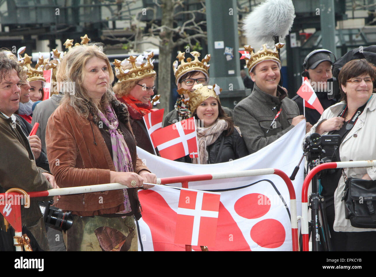 Koenigs Treue Daenische Fans vor dem Rathaus Warten auf Frederik André Henrik Christian, Kronprinz zu Daenemark, Graf von Monpezat ist der daenische Thronfolger mit Mary Elizabeth, Kronprinzessin von Daernemark, Graefin von Monpezat ist die Ehefrau des daenischen Thronfolgers ivorm, Kronprinz Frederik Hamburger Rathaus auf der Besuch beim Senatstreppe in der Freien und Hansestadt Hamburg am Dienstag 19.Mai 2015 à Hambourg/photo alliance Banque D'Images