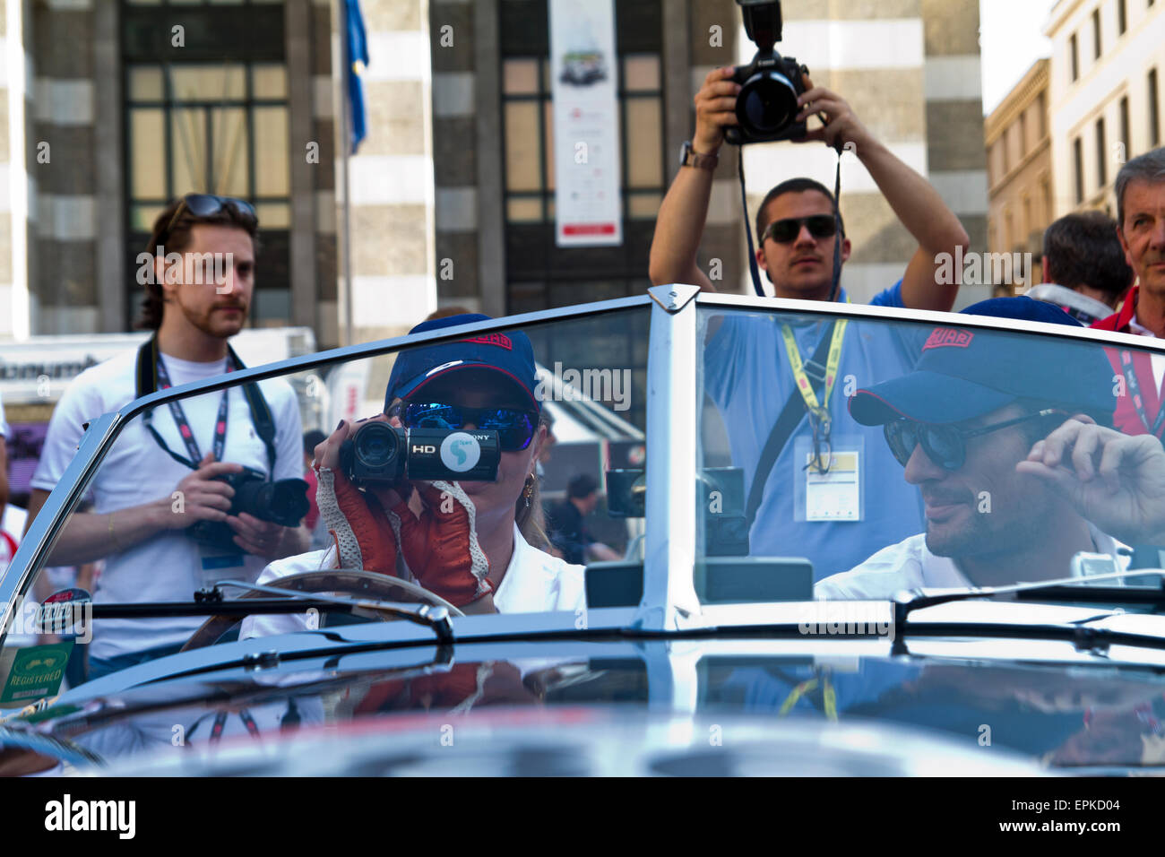 Jodie Kidd et modèles David Gandy dans Piazza Vittoria pour le début de la course sur route classique italien la Mille Miglia de Brescia à Rome et retour sur 1000 kilomètres. 14.05.2015 Banque D'Images