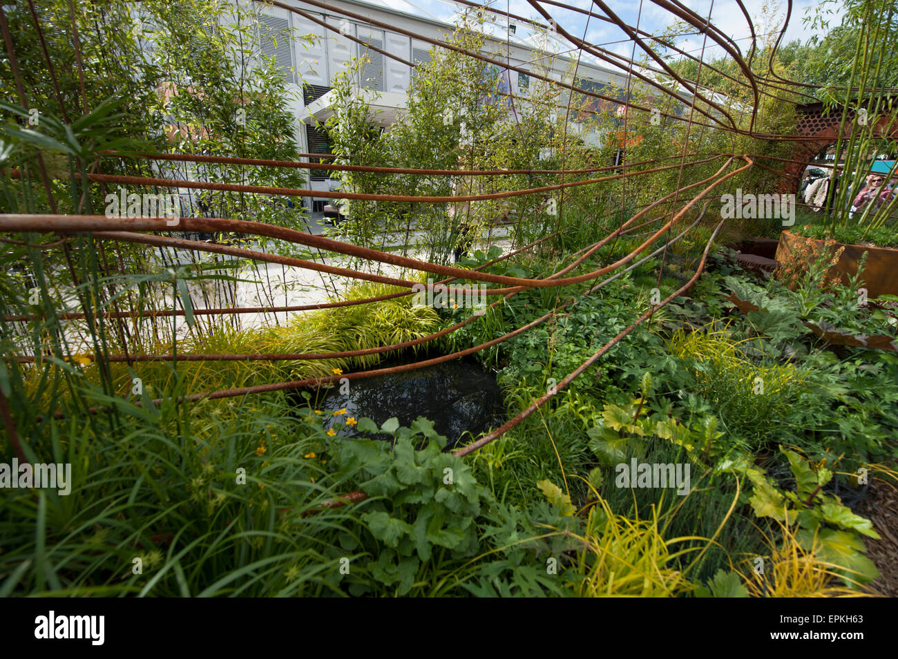 2015 RHS Chelsea Flower Show Jour d'ouverture, Royal Hospital Chelsea, London, UK. 19 mai, 2015. La matière noire pour le Jardin National Schools' Observatory, une médaille d'un jardin en zone fraîche conçu par Howard Miller Design. Credit : Malcolm Park editorial/Alamy Live News Banque D'Images