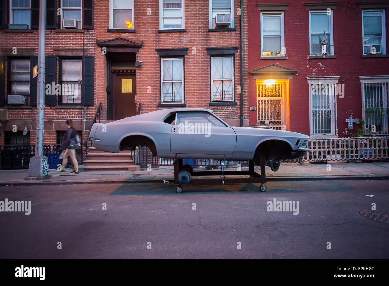 Une voiture classique est en place sur un stand dans la rue pour faciliter la reconstruction dans le quartier de Williamsburg, Brooklyn New York le jeudi, 14 mai, 2015. (© Richard B. Levine) Banque D'Images