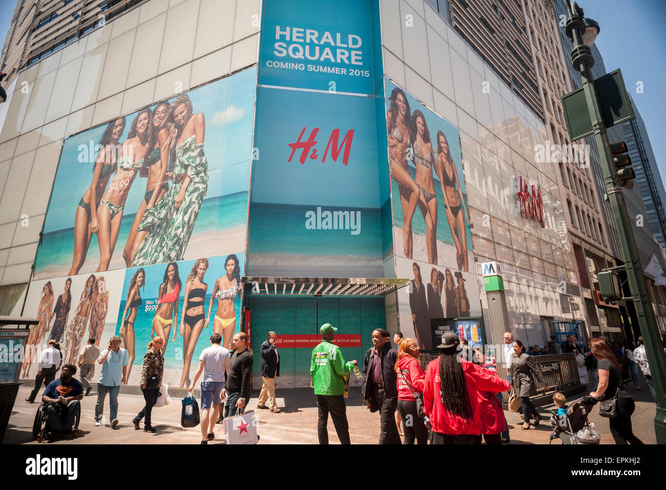 Affiches pour le nouveau 63 000 pieds carrés H&M dans Herald Square à New  York, le jeudi 15 mai 2015. H&M prévoit sur l'embauche de milliers de  travailleurs à l'aide de sa 