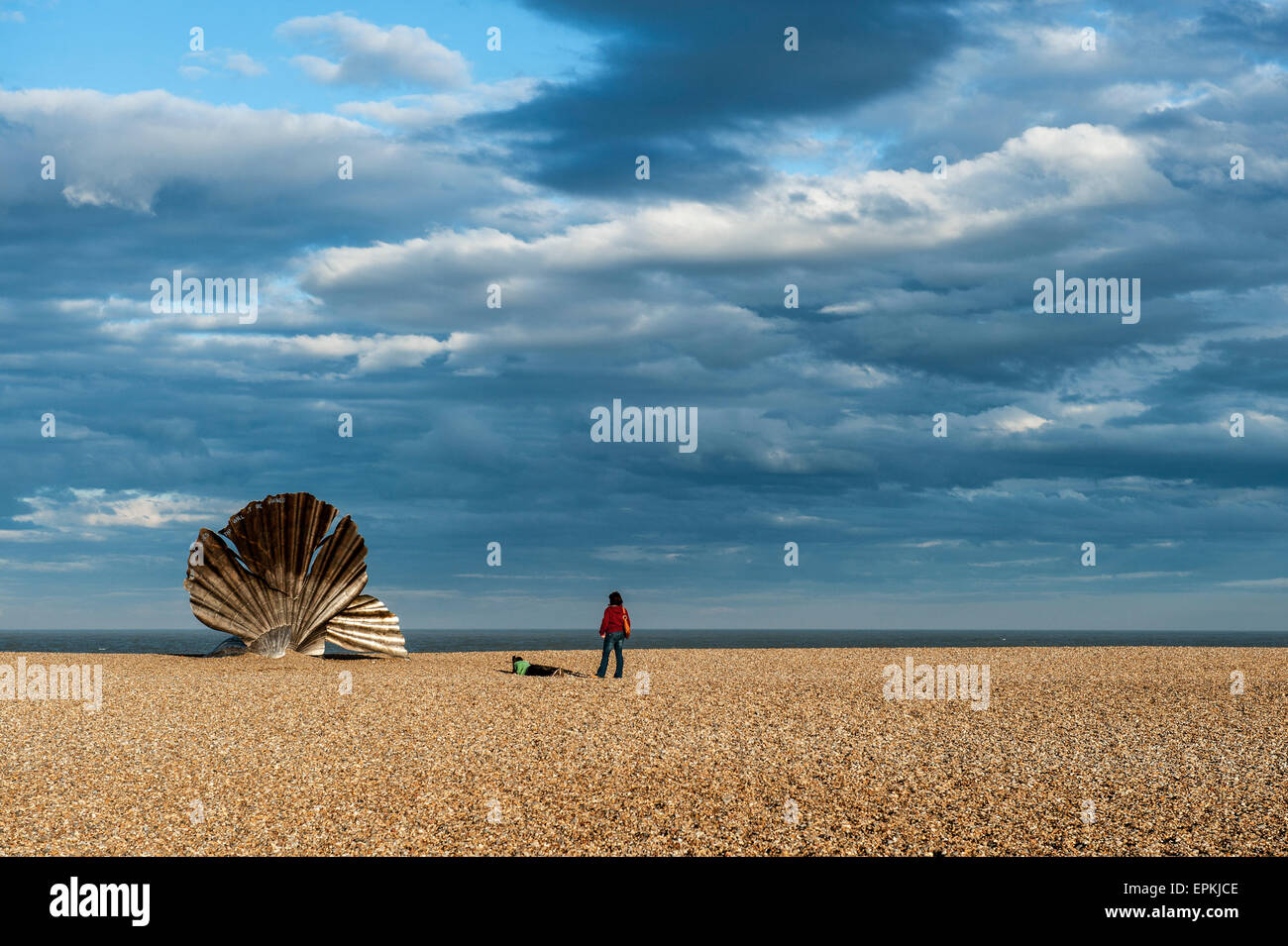 Le pétoncle, une sculpture pour célébrer Benjamin Britten réalisé en acier inoxydable, la plage d'Aldeburgh suffolk angleterre Europe Banque D'Images