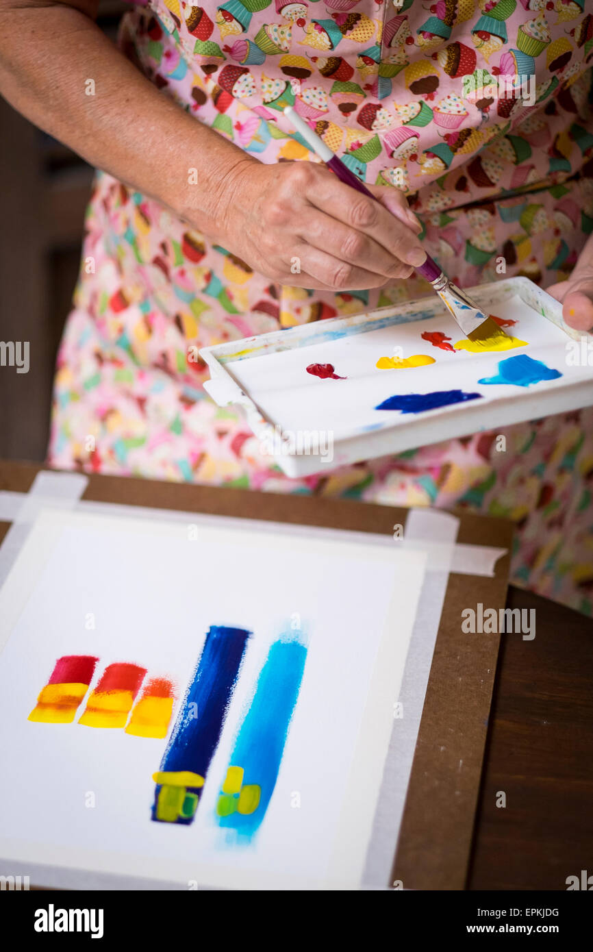 Senior woman painting un résumé photo, close-up Banque D'Images