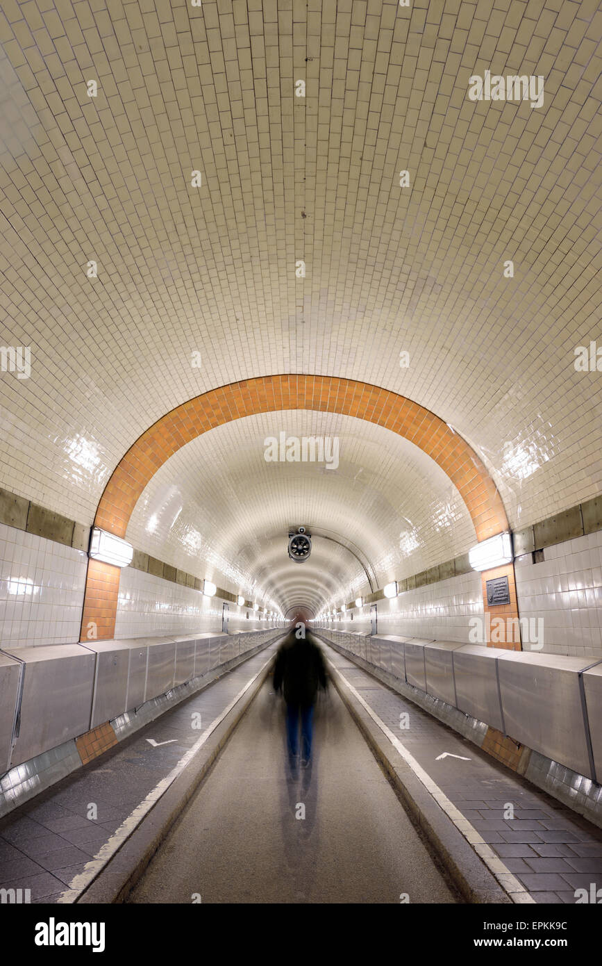 Allemagne, Hambourg, l'homme qui marche dans le vieux tunnel sous l'Elbe Banque D'Images