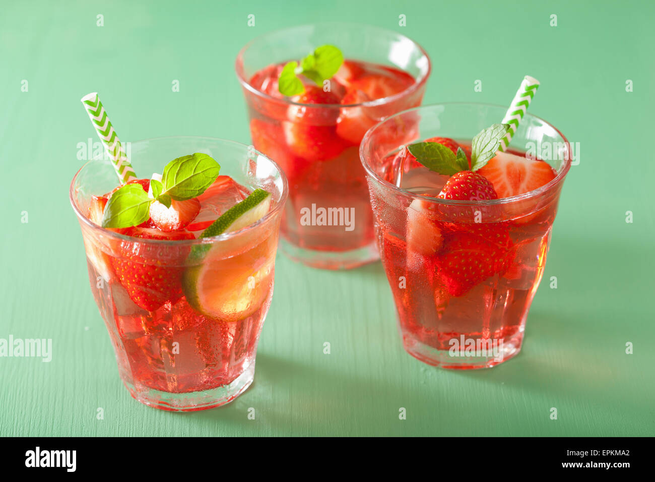 Limonade aux fraises d'été avec de la chaux et de menthe Banque D'Images