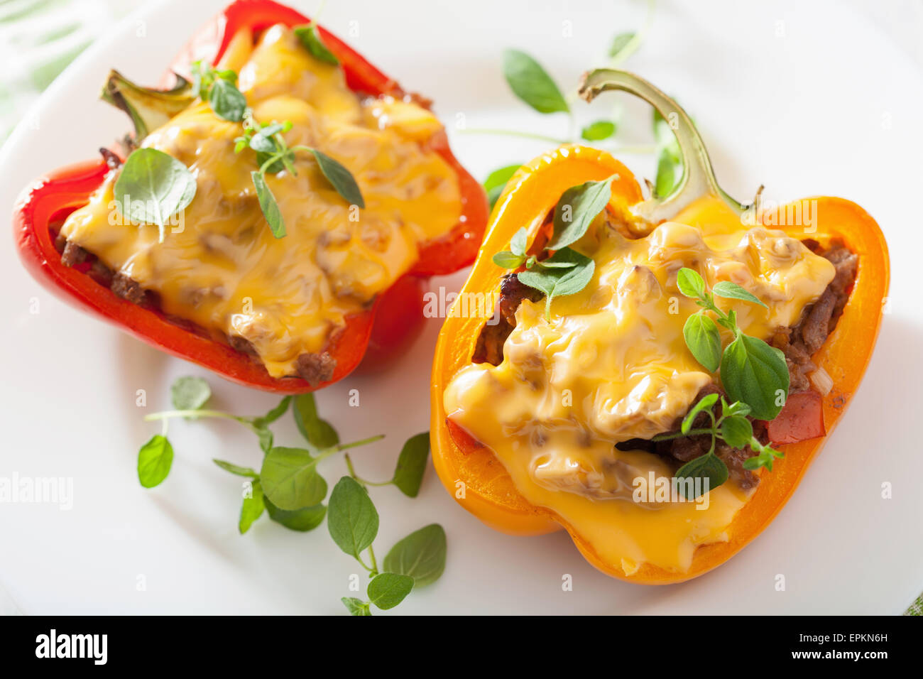 Poivrons farcis au fromage coloré avec de la viande de légumes Banque D'Images