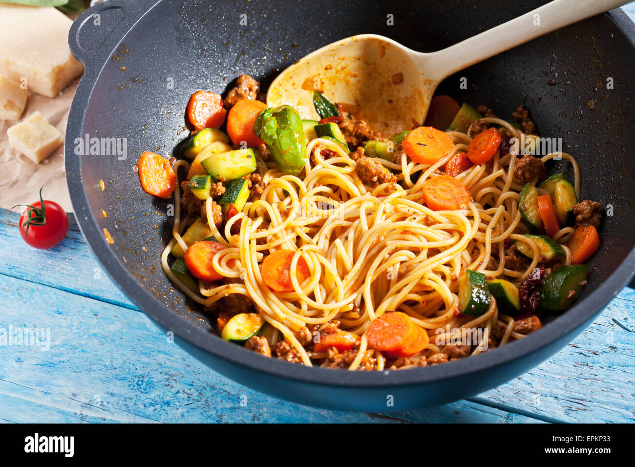 Bolgnese Spaghetti préparation dans un wok Banque D'Images