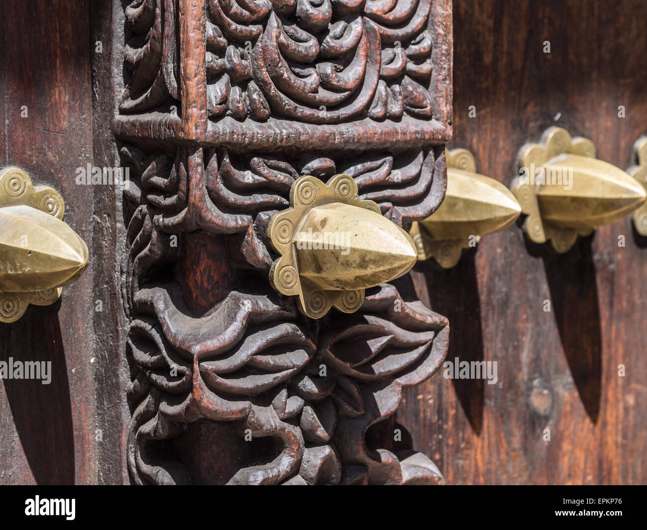 Photo horizontale de la vieille porte sculptée en bois traditionnel à Stone Town, Zanzibar, Tanzanie, Afrique de l'Est, Close up. Banque D'Images