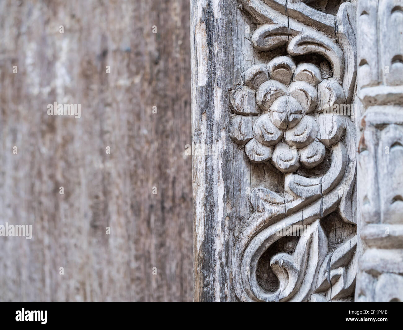 La photo en gros plan de décorations sculptées typique avec des motifs floraux d'une vieille porte en bois traditionnel à Stone Town, Zanzibar. Banque D'Images