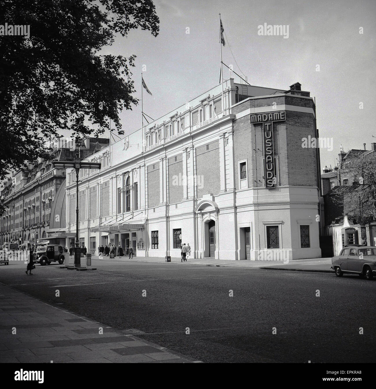 Années 1950, historique, vue extérieure de la fin de l'édifice abritant le célèbre musée de cire, musée de Madame Tussauds, dans une rue paisible de Marylebone Road. Banque D'Images