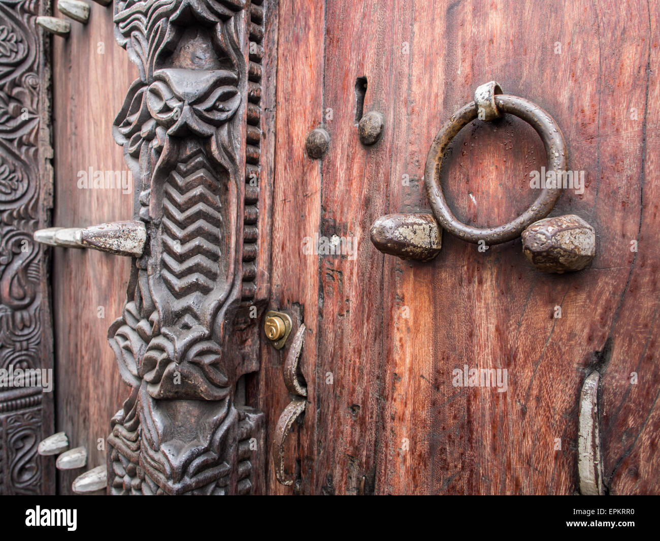 Photo horizontale de la vieille porte sculptée en bois traditionnel à Stone Town, Zanzibar, Tanzanie, Afrique de l'Est, Close up. Banque D'Images
