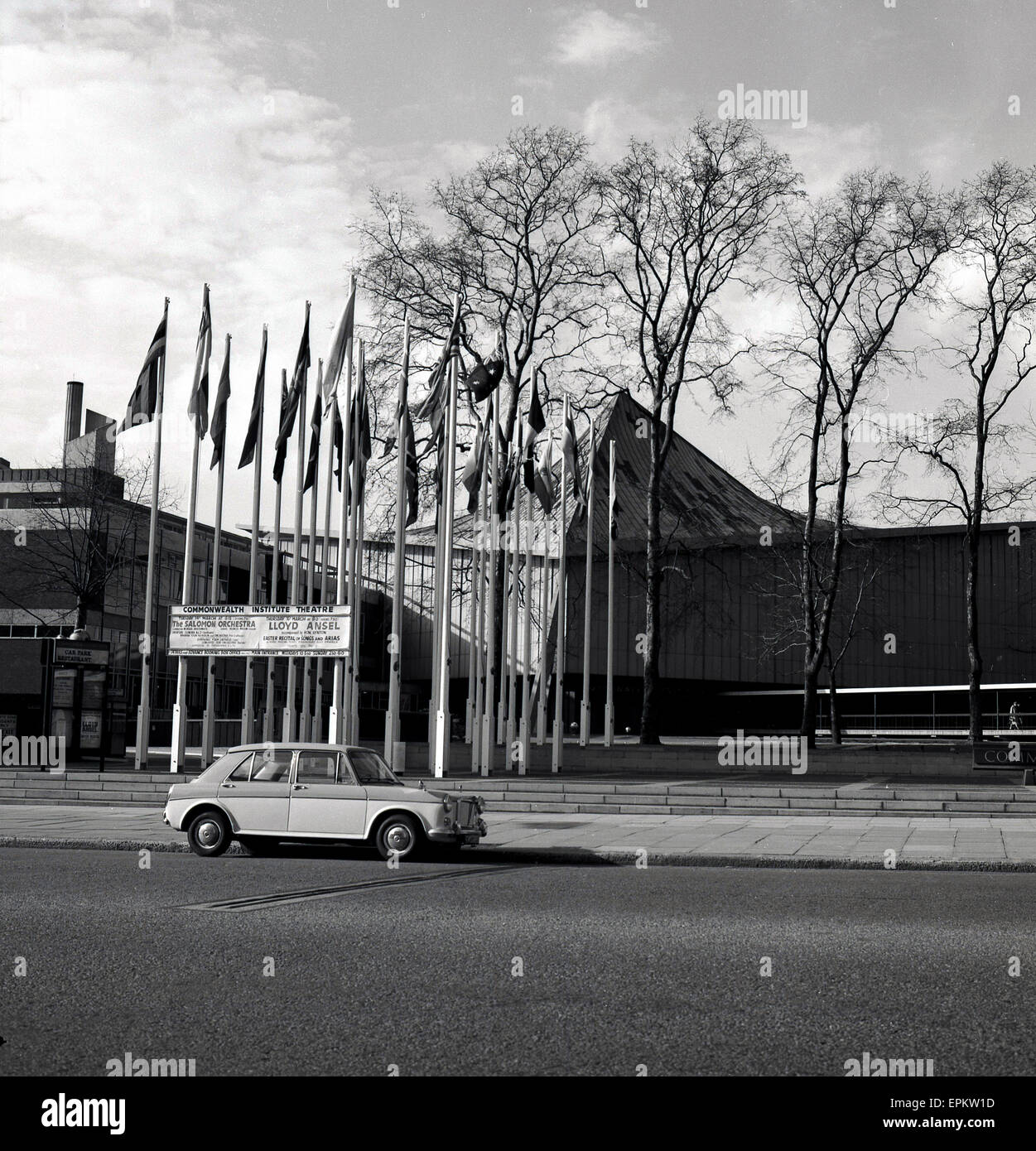 Années 1960, historiques, une Austin Morris voiture est garée à l'extérieur du Commonwealth Institute, Kensington High Street. London, célèbre pour son toit, la forme de ce qui reflète la volonté des architectes de créer une "tente dans le parc'. Banque D'Images