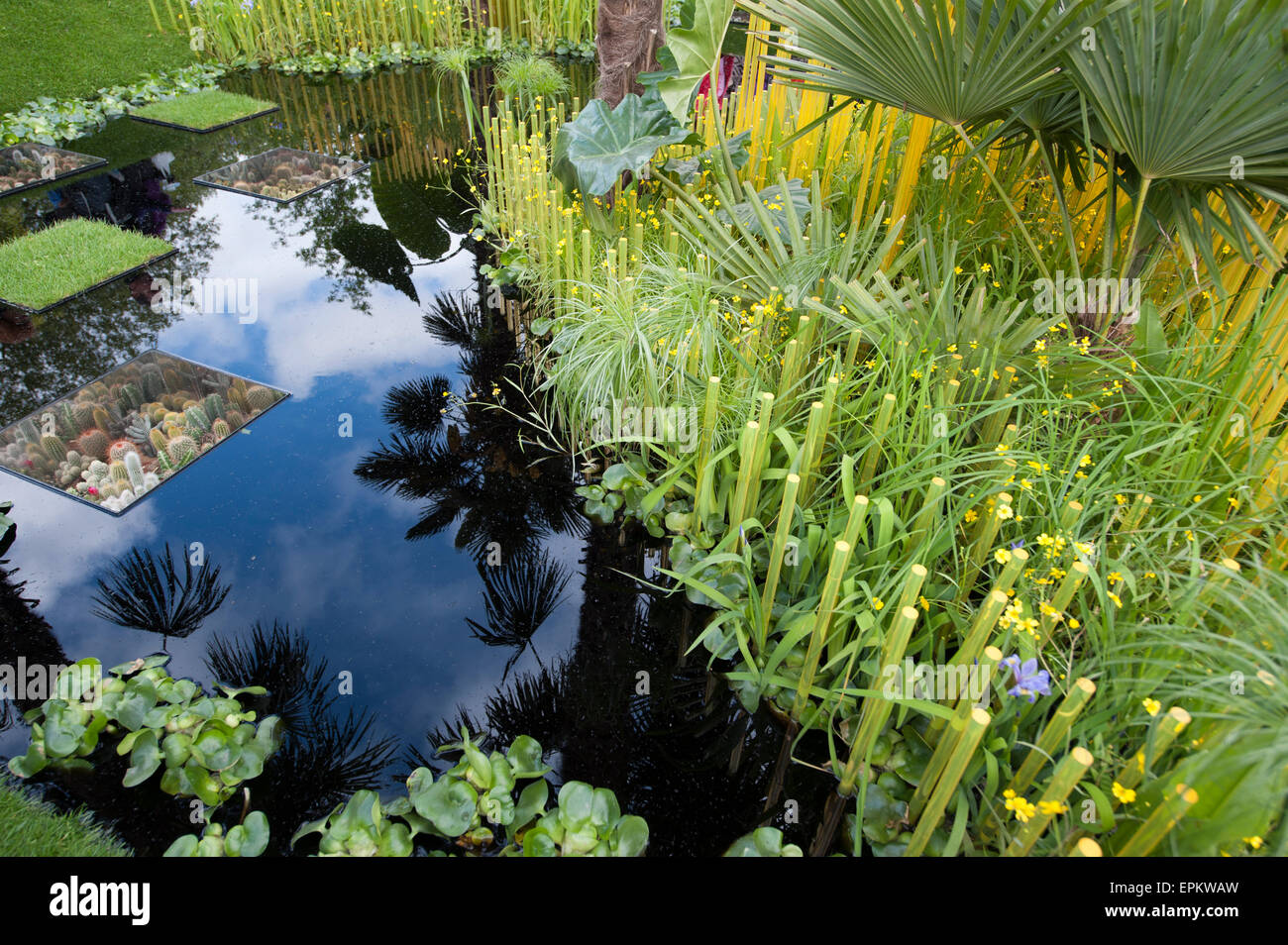 2015 RHS Chelsea Flower Show Jour d'ouverture, Royal Hospital Chelsea, London, UK. 19 mai, 2015. La vision du monde jardin, une médaille en argent doré jardin zone douce conçu par John Warland inspiré par le Cambodge. Credit : Malcolm Park editorial/Alamy Live News Banque D'Images