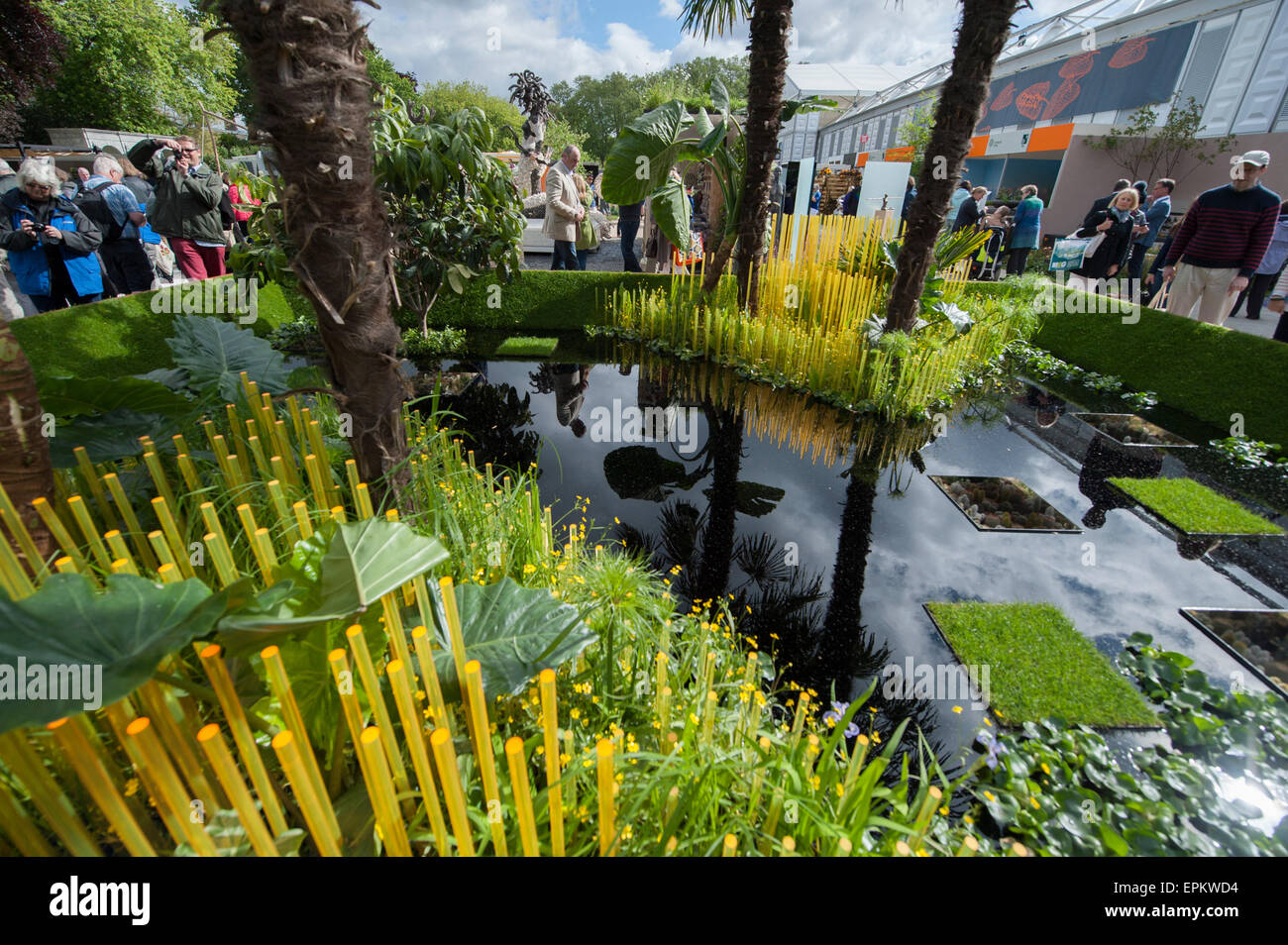 2015 RHS Chelsea Flower Show Jour d'ouverture, Royal Hospital Chelsea, London, UK. 19 mai, 2015. La vision du monde jardin, une médaille en argent doré jardin zone douce conçu par John Warland inspiré par le Cambodge. Credit : Malcolm Park editorial/Alamy Live News Banque D'Images