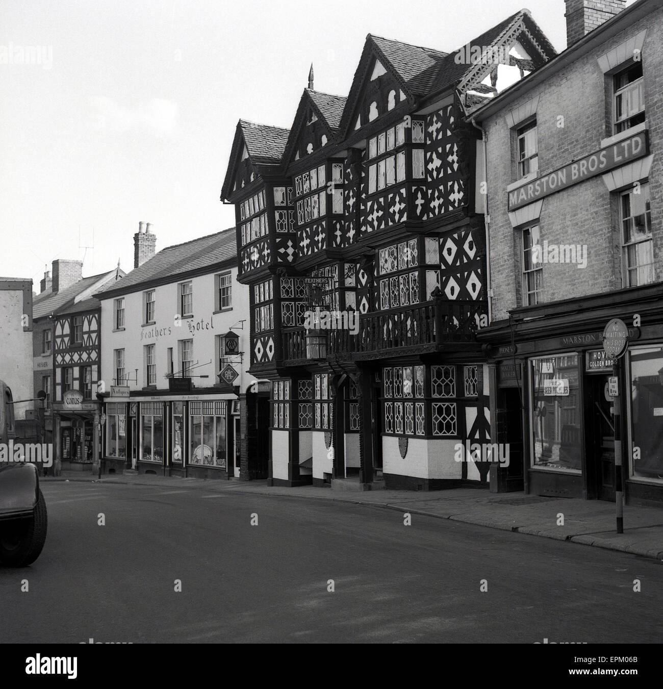 Années 1950, historique, vue extérieure de l'hôtel Feathers Ludlow, l'un des plus célèbres de l'hôtel de style tudor bâtiments à colombage, Ludlow, Shropshire, Angleterre. La ville compte près de 500 bâtiments classés. Banque D'Images
