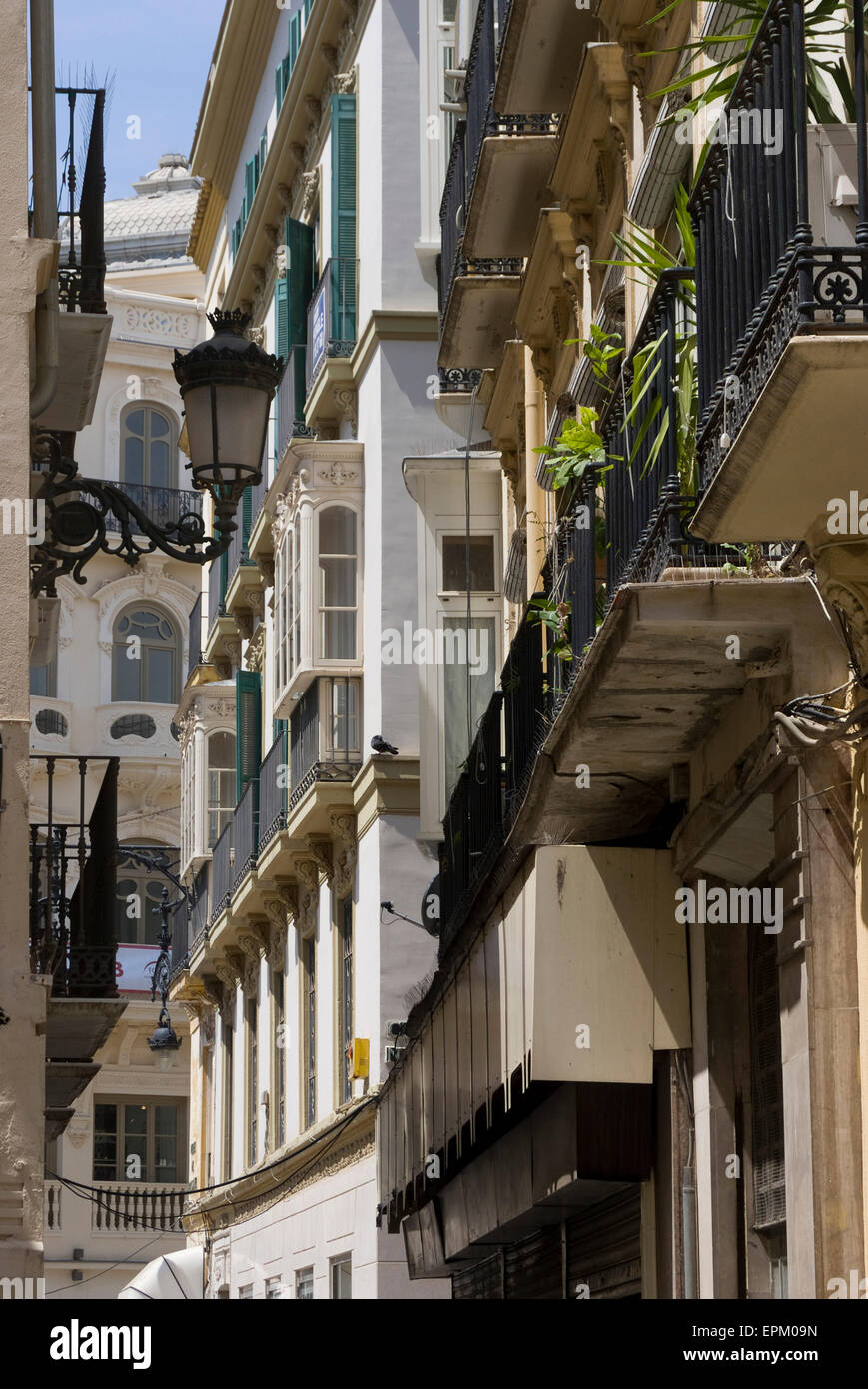 D'un balcon donnant sur les rues étroites de Málaga, Andalousie, Espagne Banque D'Images