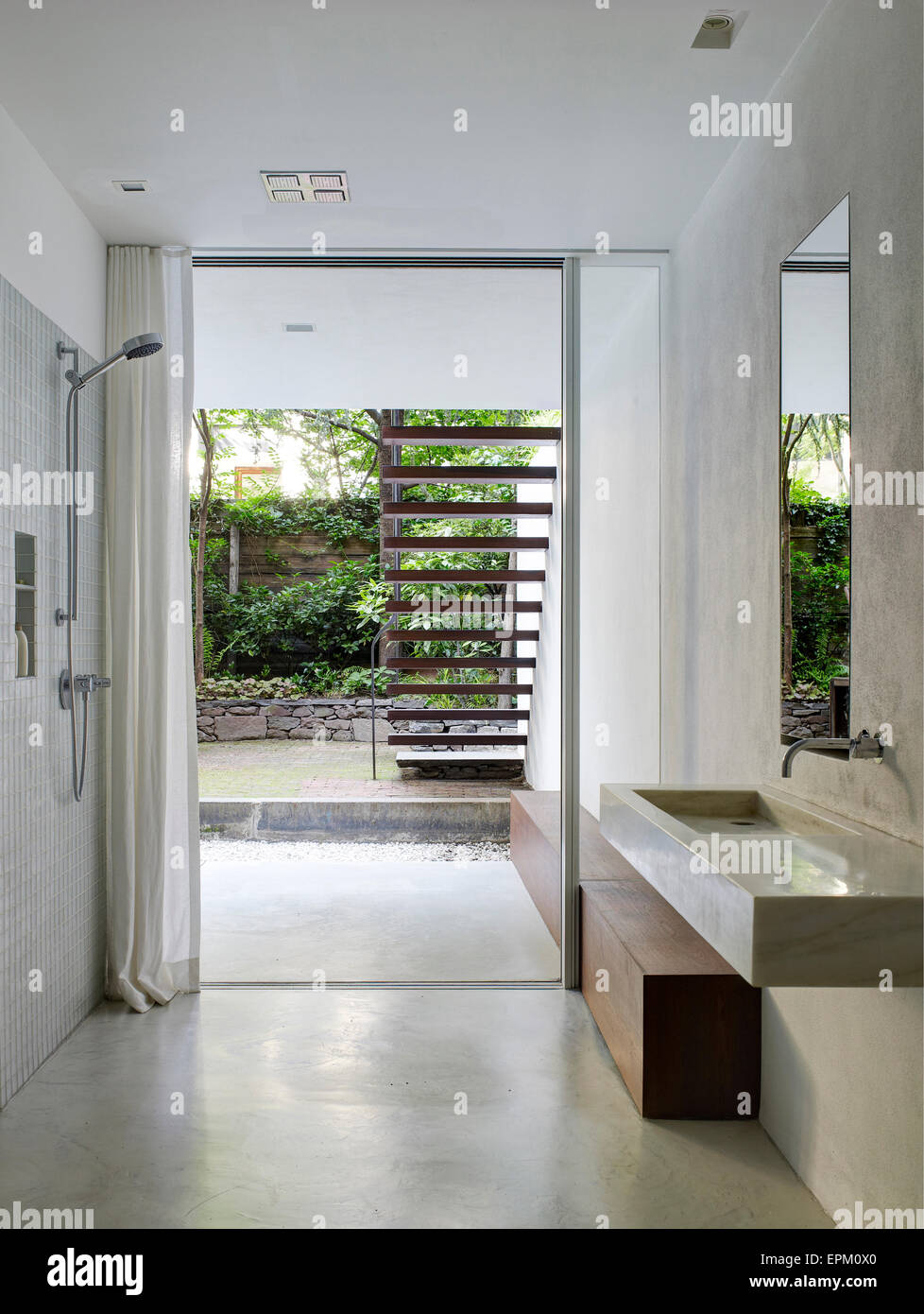 Salle de bains avec lavabo en marbre et verre porte de patio, maison de  Chelsea, New York, USA Photo Stock - Alamy