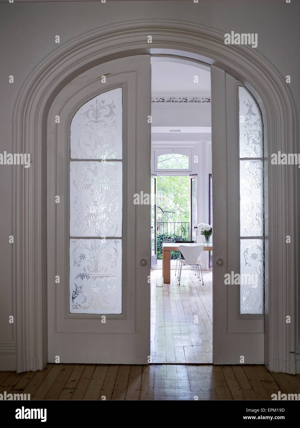 Bois et portes coulissantes en verre en porte voûtée, maison de Chelsea, New York, USA Banque D'Images