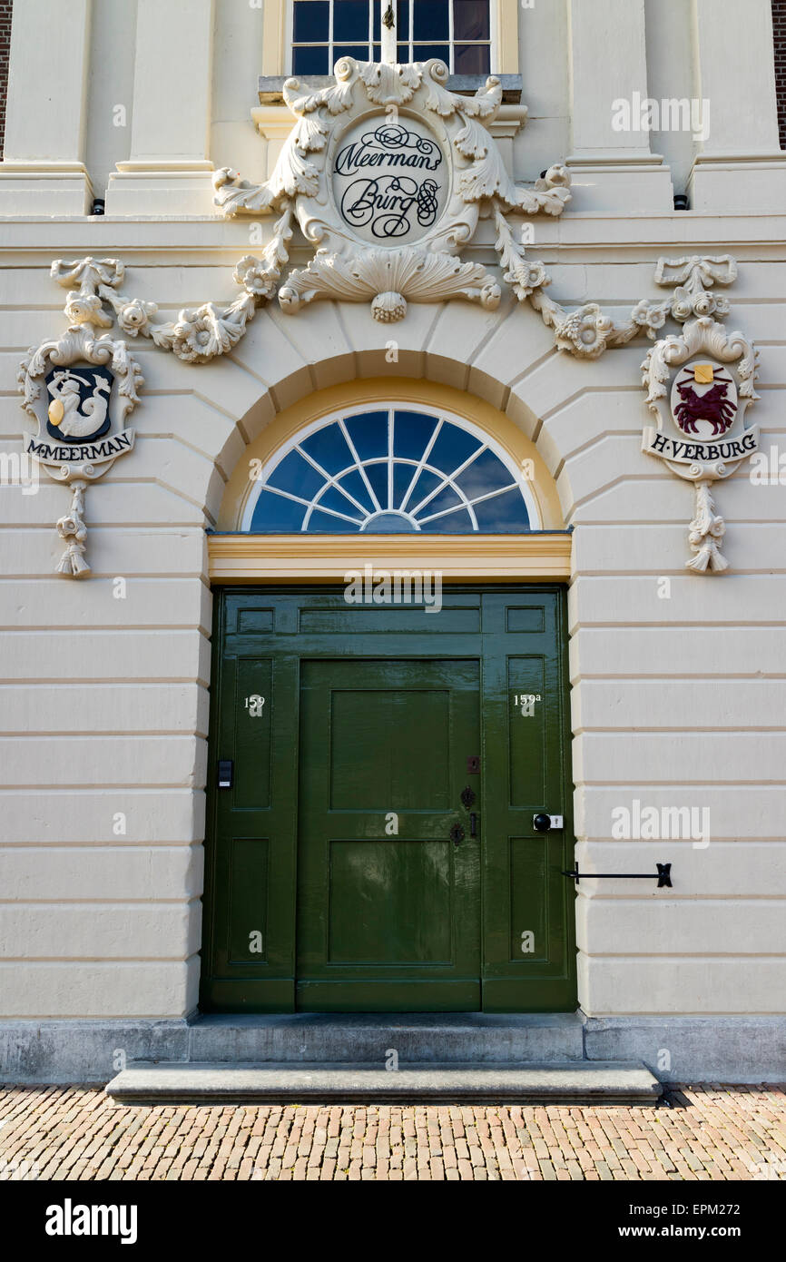 Porte d'entrée à Meermansburg hospices cour avec les armoiries de la ville de Leiden, Pays-Bas Banque D'Images