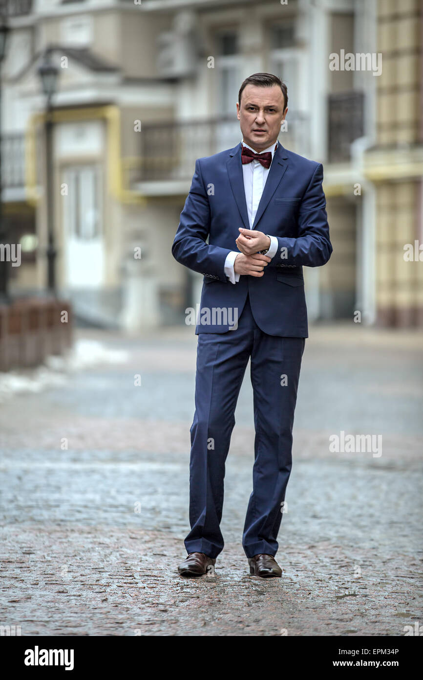 L'homme élégant dans un costume bleu Banque D'Images