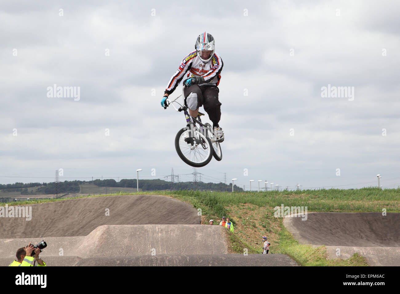 Un photographe photographie un vélo BMX rider pendant qu'il effectue un saut au Cycloparc PPJ Gravesend Banque D'Images