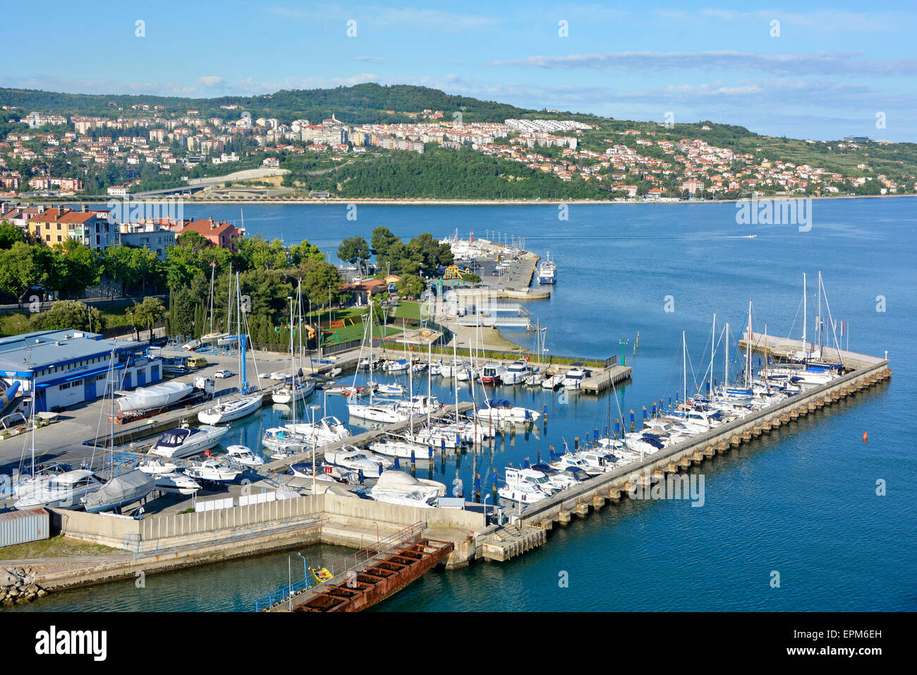 Marina à côté de Port de Koper avec l'étalement urbain éloigné Logement Port de Koper, en Slovénie, l'Istrie, la mer Adriatique, l'Europe Banque D'Images
