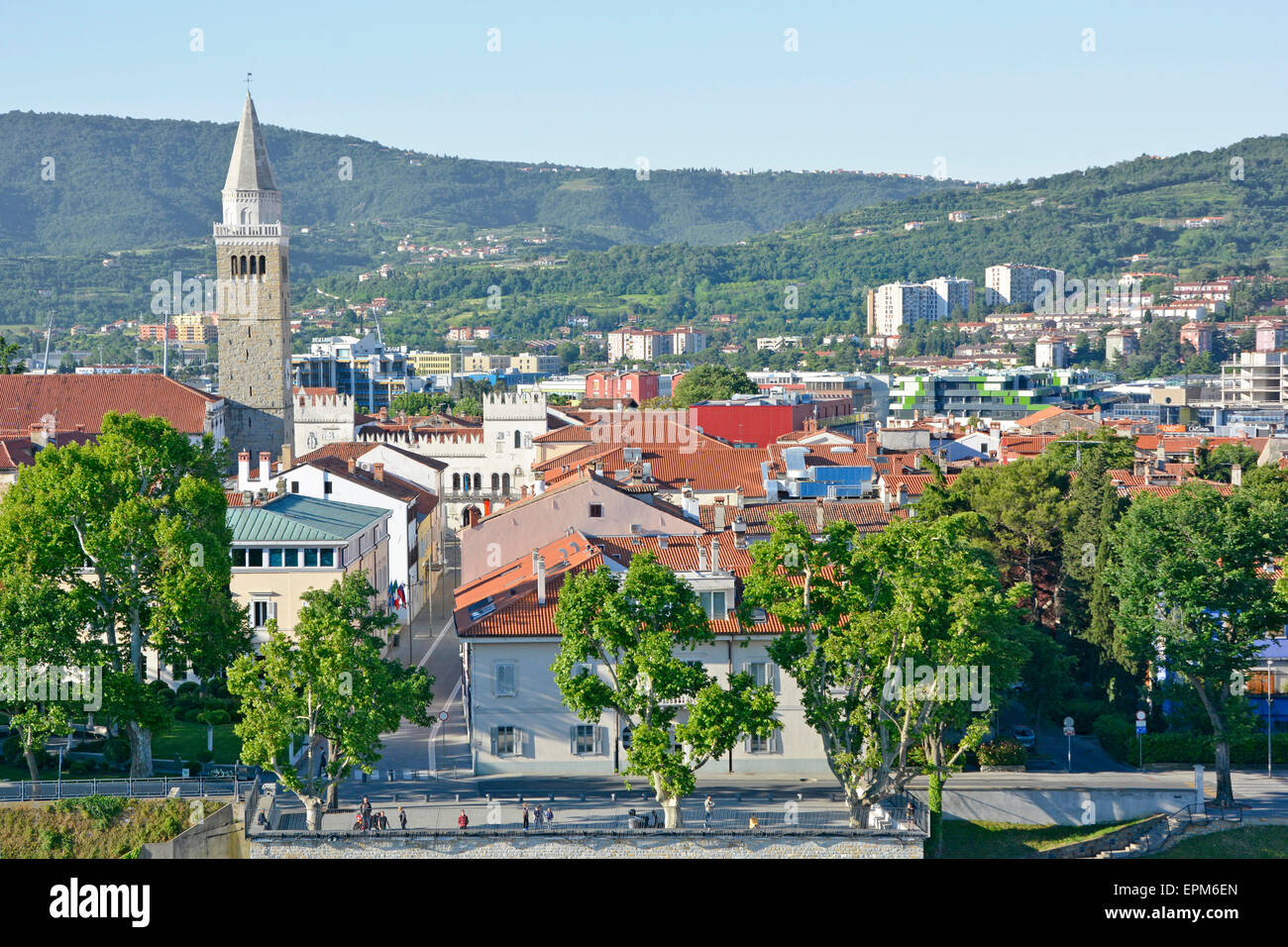 La ville de Koper avec clocher de Cathédrale de St Mary's accession s'élevant au-dessus de Tito square avec des collines au-delà de Slovénie, la péninsule d'Istrie, Banque D'Images