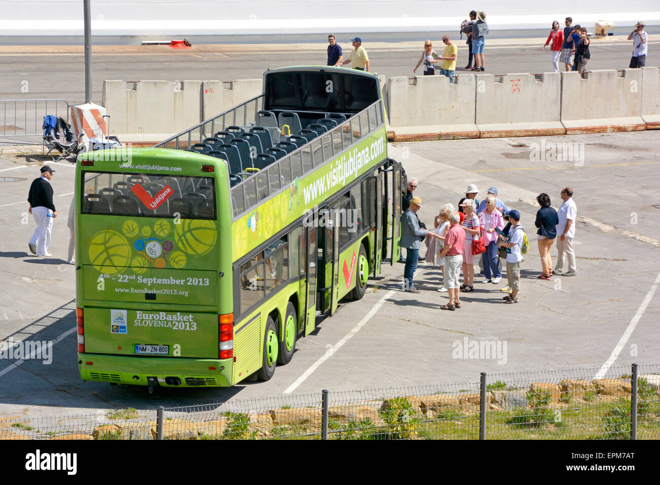 Double Decker open top tour bus stationné sur le quai de port de Koper en Slovénie la collecte des passagers d'un navire de croisière péninsule istrienne Banque D'Images