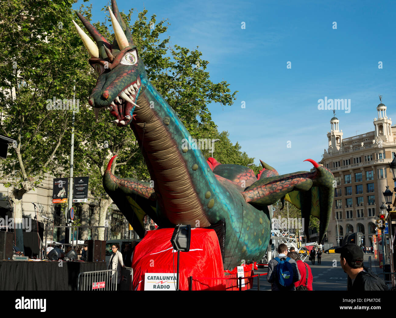Carnaval Dragon flotter sur le jour de rue George à Barcelone, Espagne. Banque D'Images