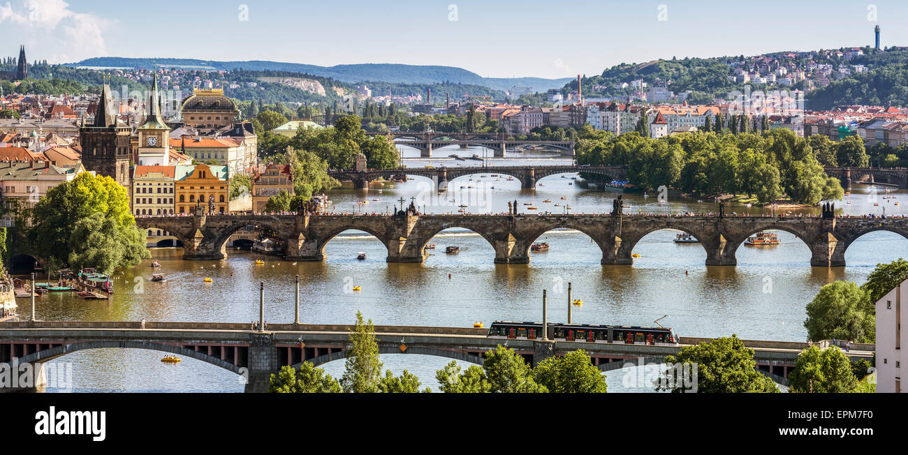 République tchèque, Prague, vue sur la ville avec les ponts et la rivière Vltava Banque D'Images